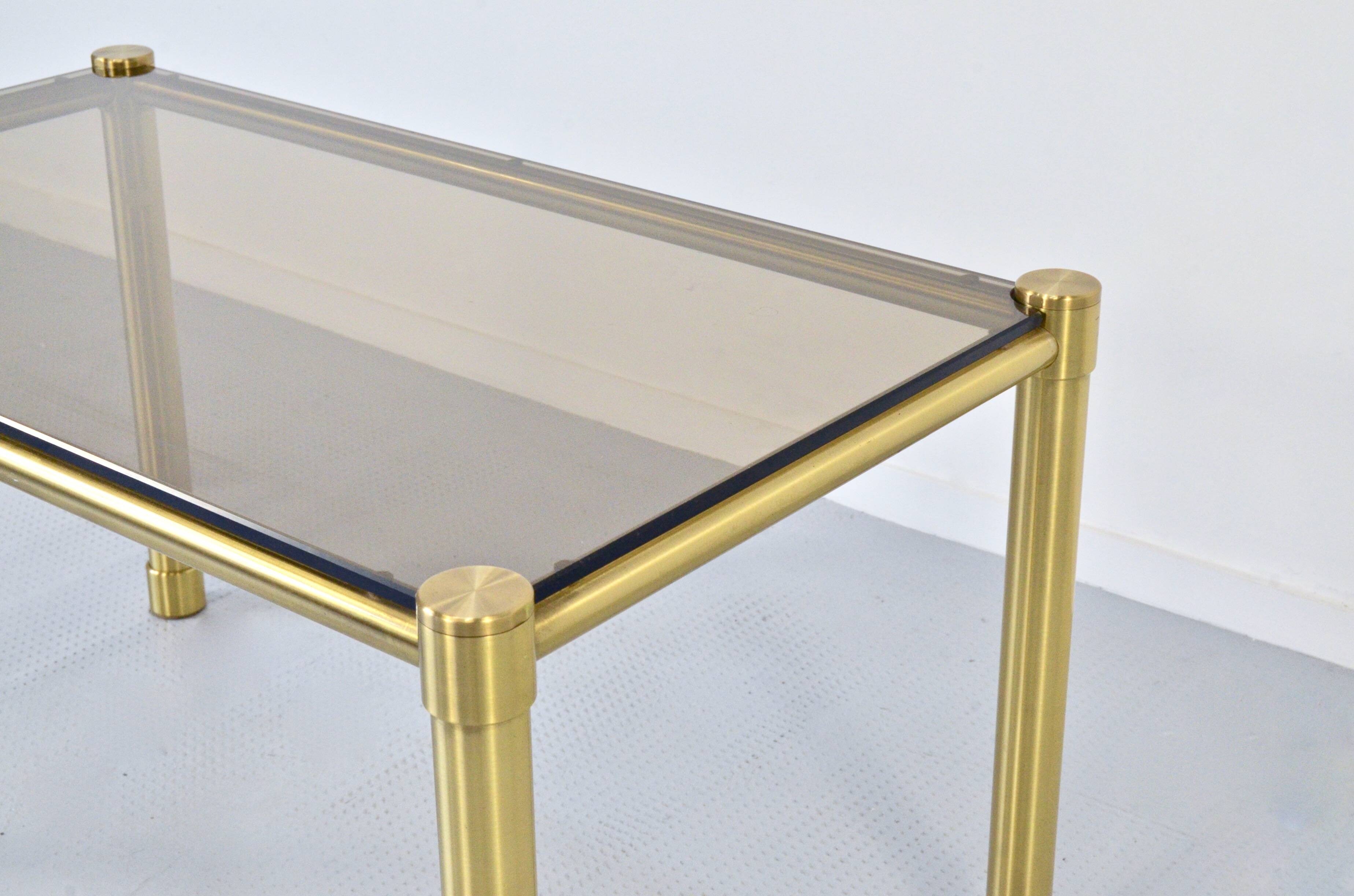 Table basse italienne du milieu du siècle en laiton tubulaire et verre fumé. Rétro.