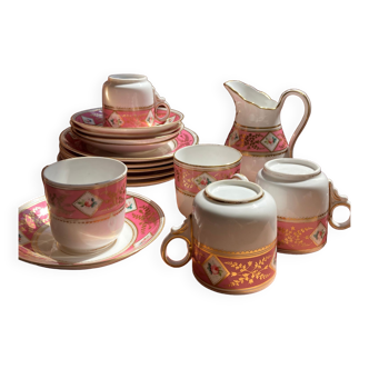 Lot de 5 tasses et soucoupes, assiettes en porcelaine et leur pot à lait rose Pompadour