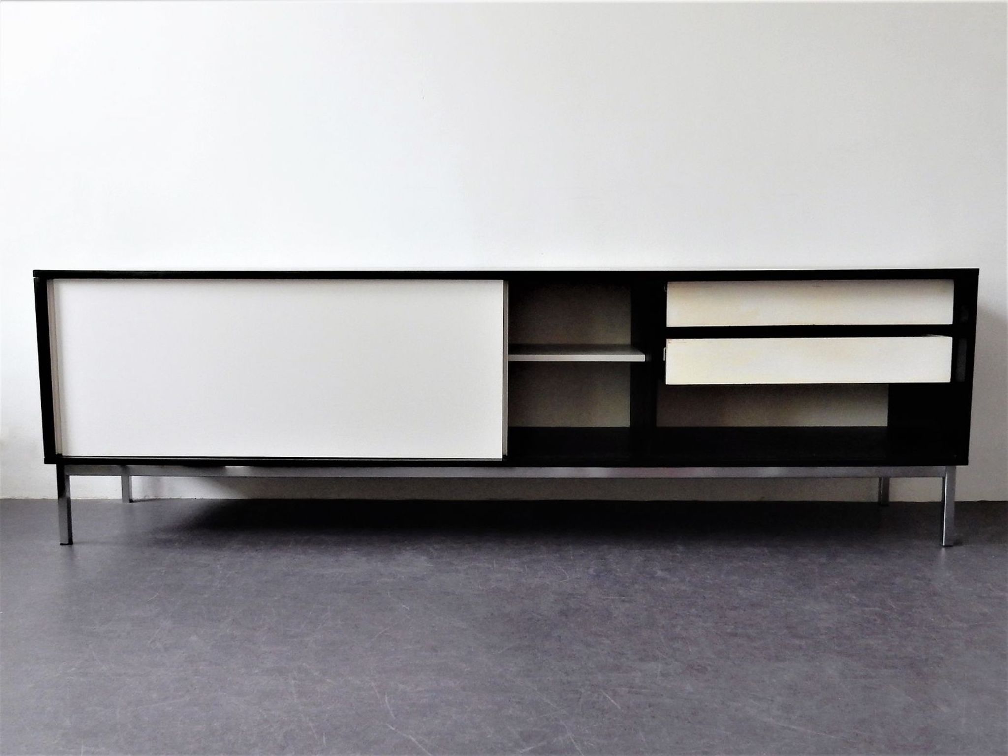Black and white KW85 enfilade by Martin Visser for 't Spectrum 1960s