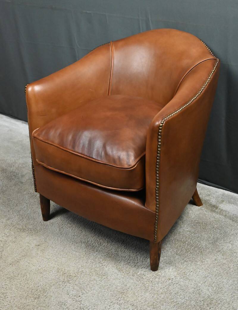 Solange club armchair in sheepskin leather.