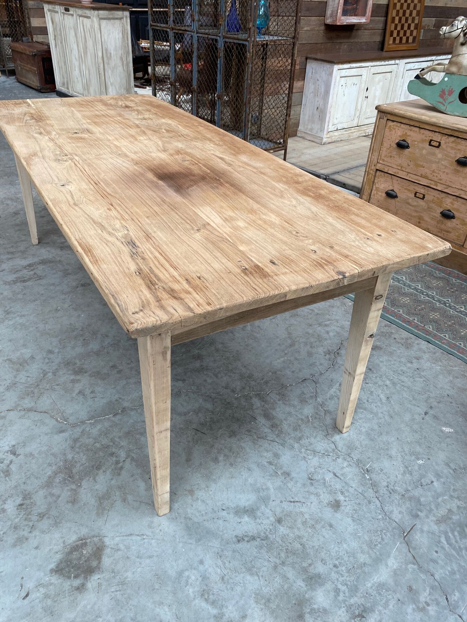 Farmhouse table spindle legs