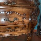 Walnut tomb chest of drawers