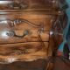 Commode tombeau en noyer