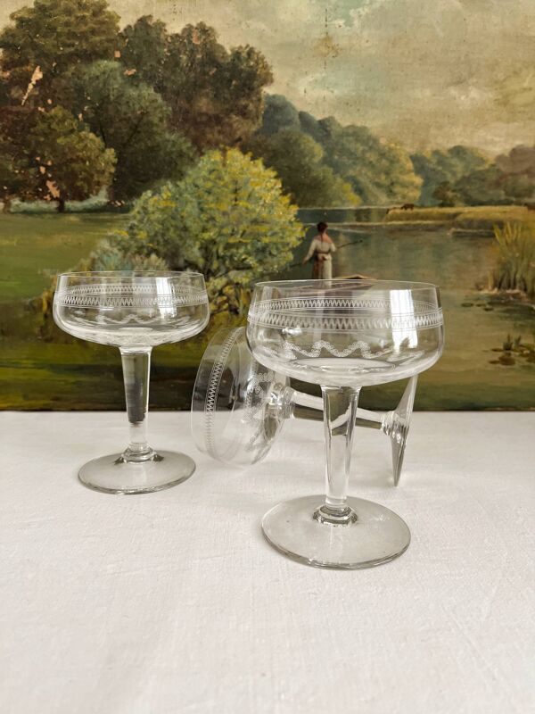 3 coupes à champagne anciennes en cristal décor gravé