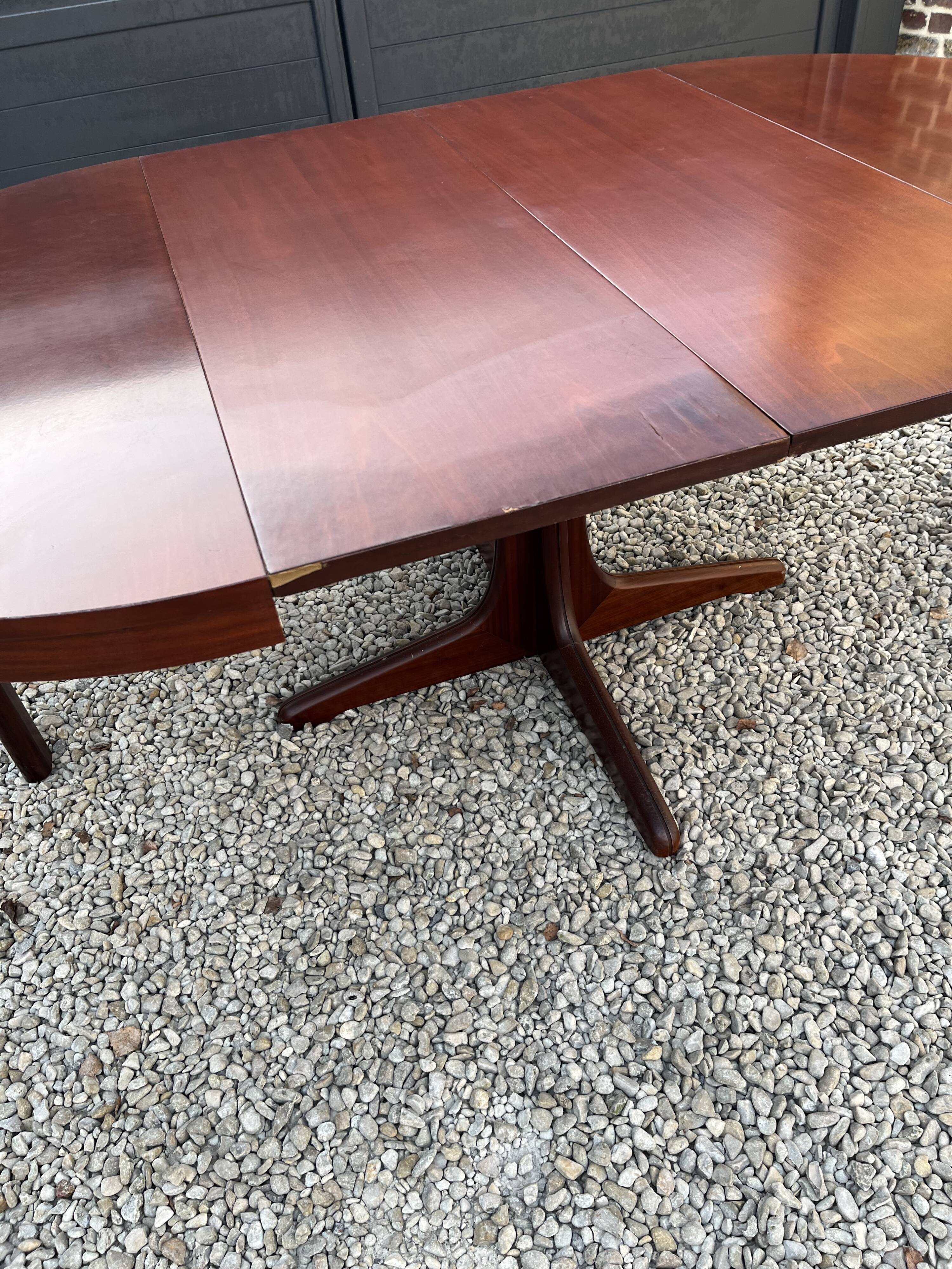 Baumann oval dining table