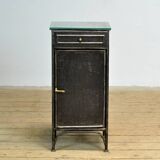 Ensemble de tables de chevet en fer et verre, années 1900