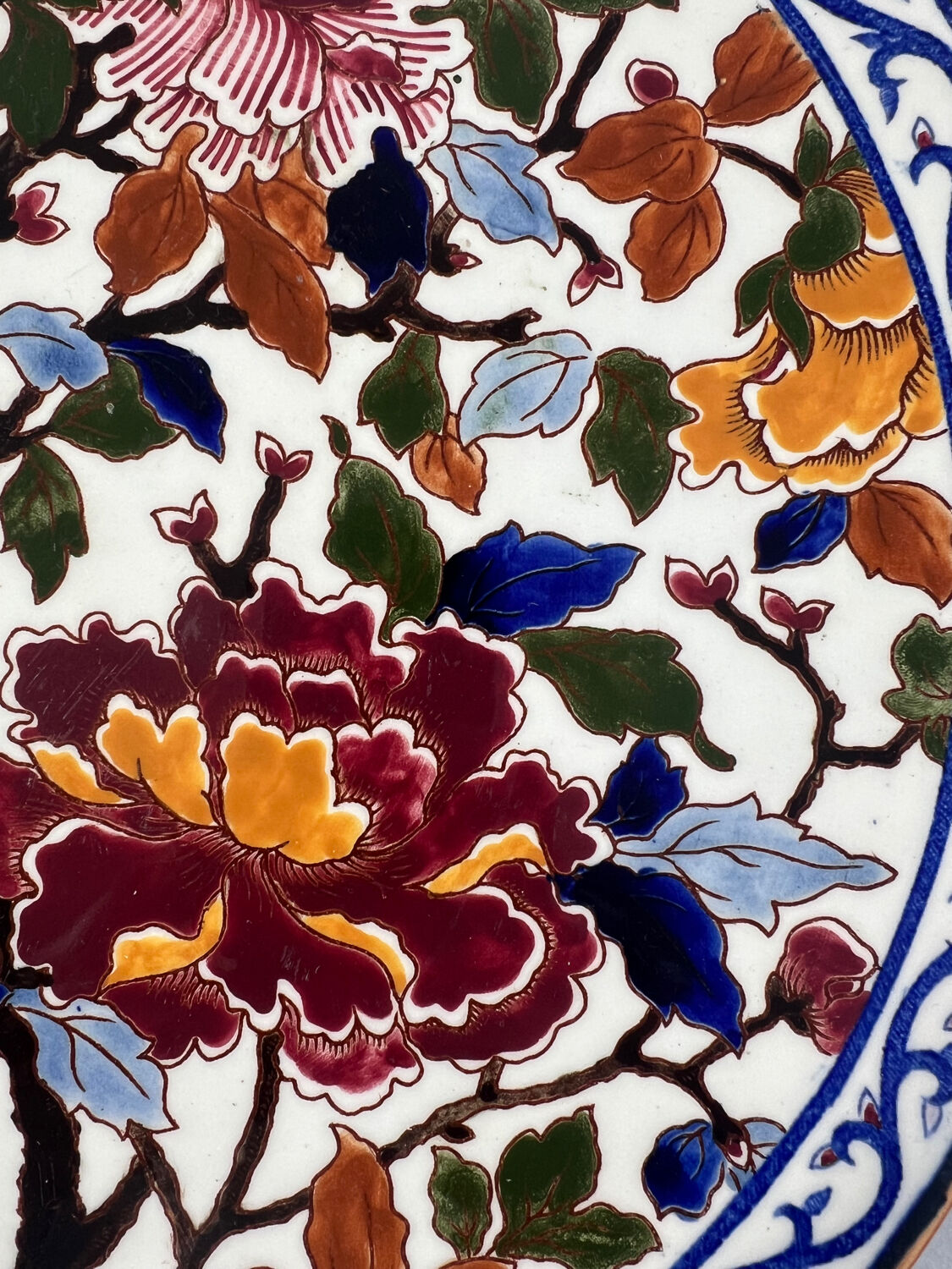Large Gien plate, hand-decorated