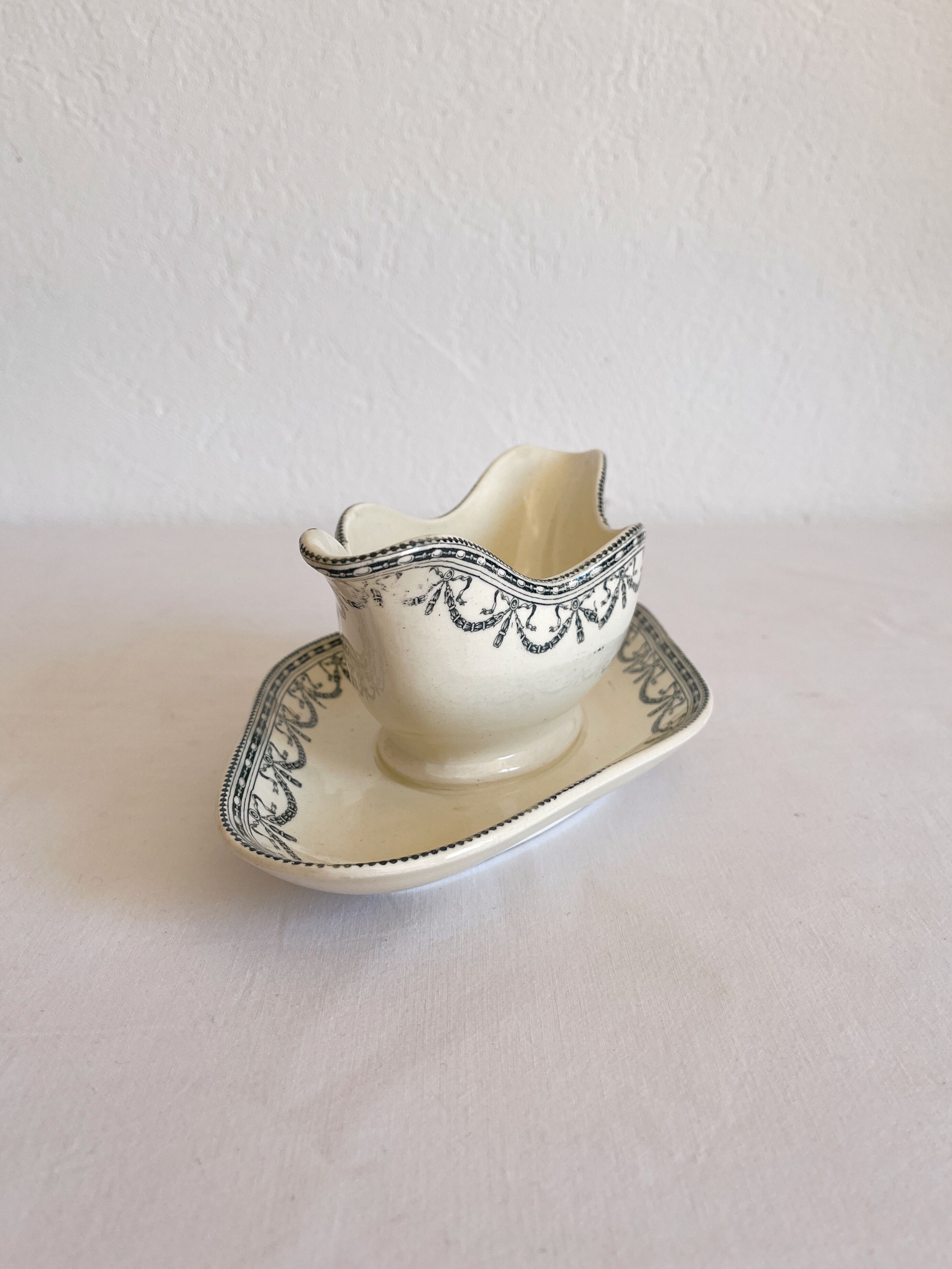 Iron earth saucière "Garlands Louis XVI" Salins