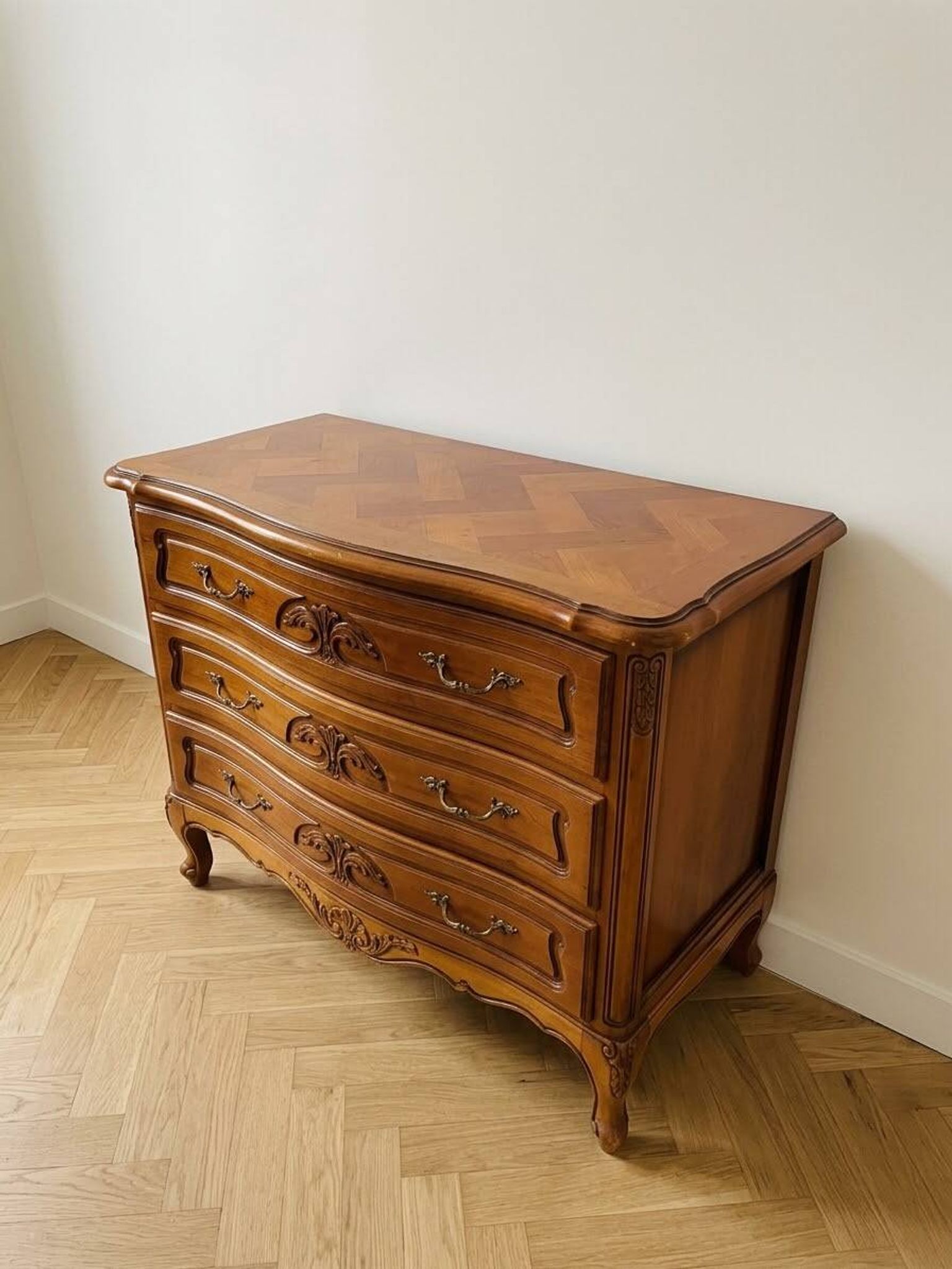 Commode Louis XV en bois merisier 3 tiroirs