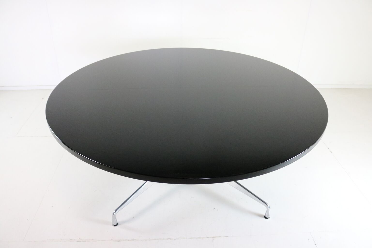 Round segemented table Charles Eames