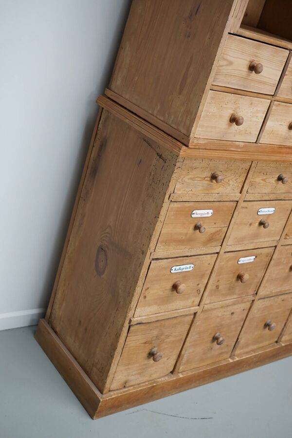 Grande armoire / vitrine d'apothicaire ancienne en pin allemand du début du XXe siècle