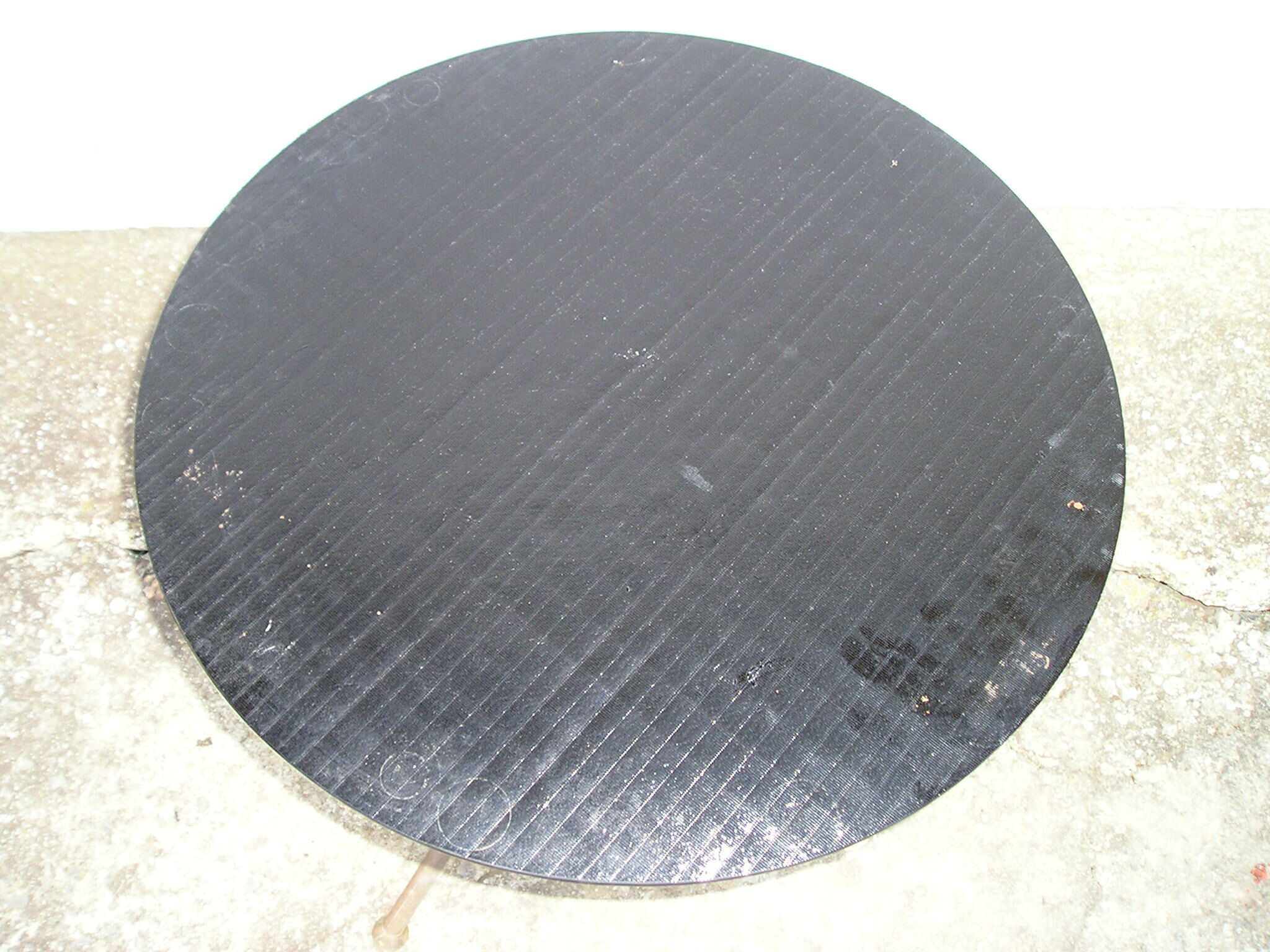 Table basse ronde tripode en laiton et verre 1970