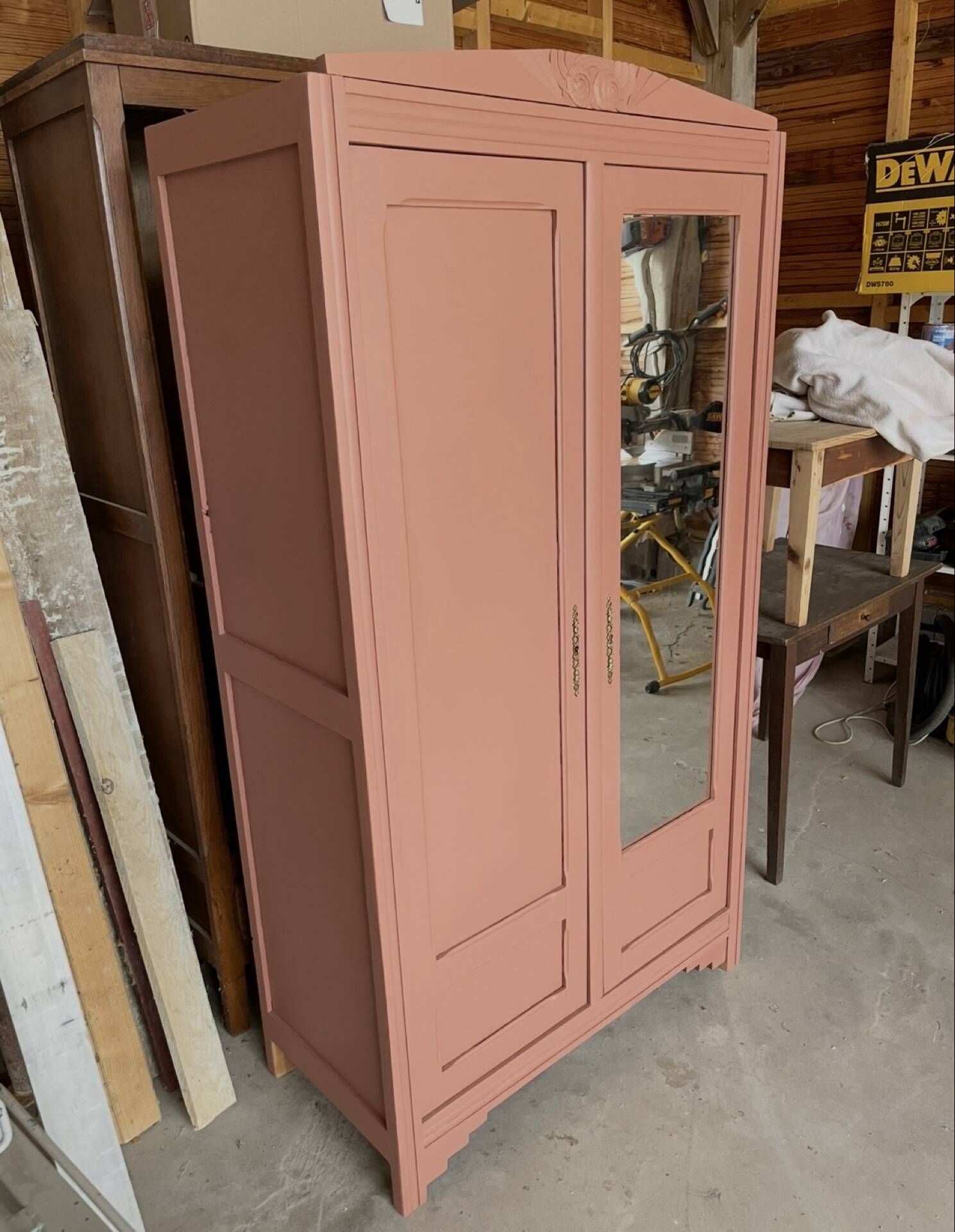Armoire rose