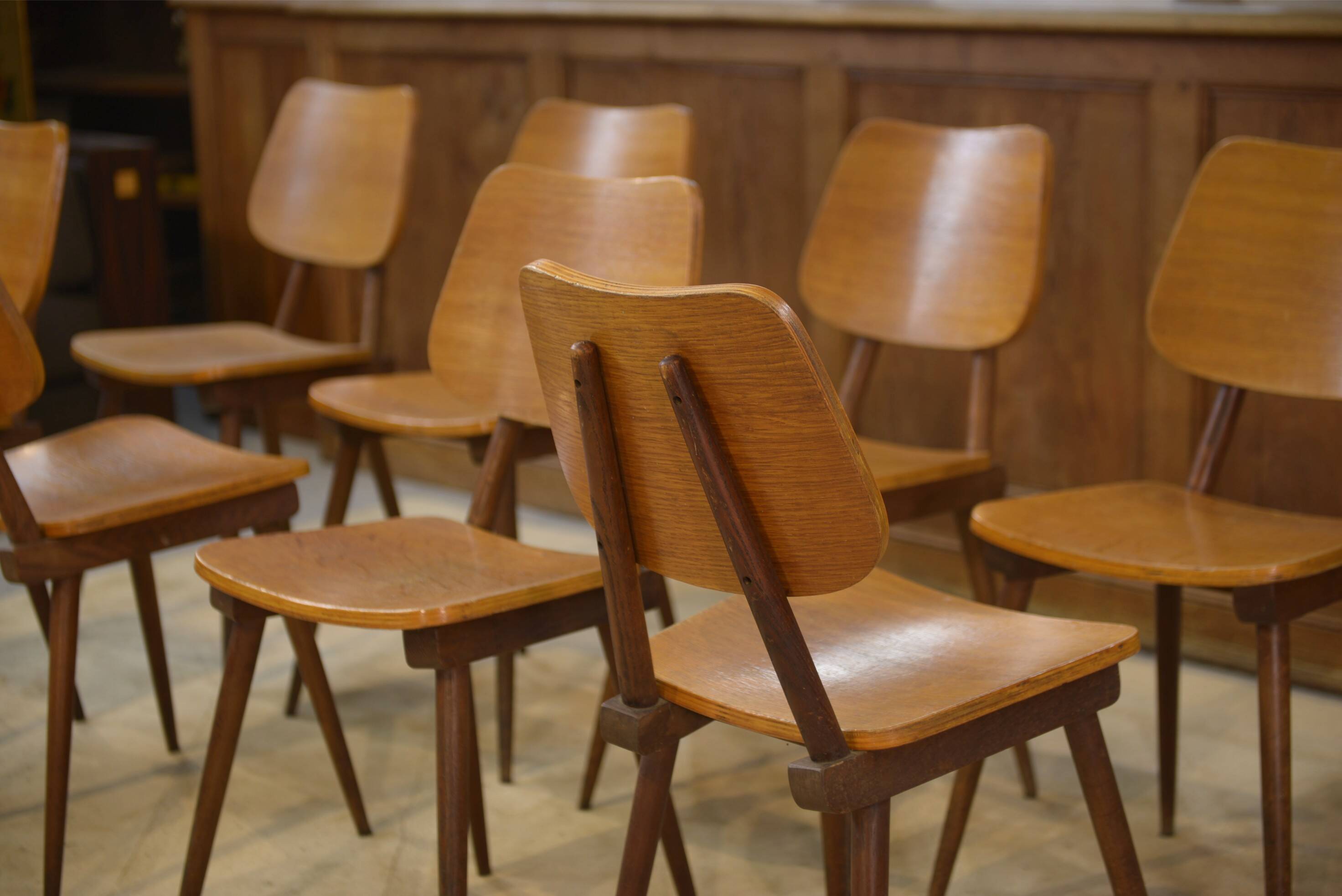 Set of 8 oak chairs from the 1960s.