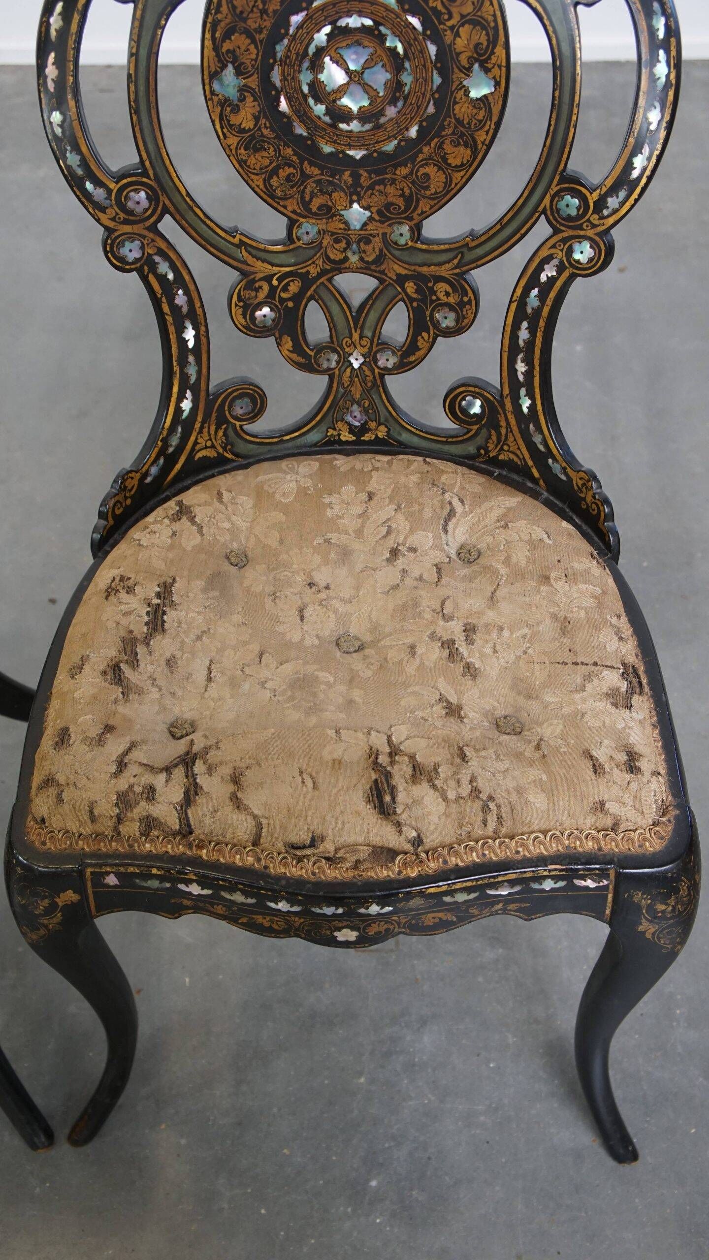 Ensemble antique de 2 chaises en nacre fabriquées en papier mâché.