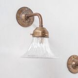 Paire d'appliques murales en cuivre et verre holophane français du milieu du siècle