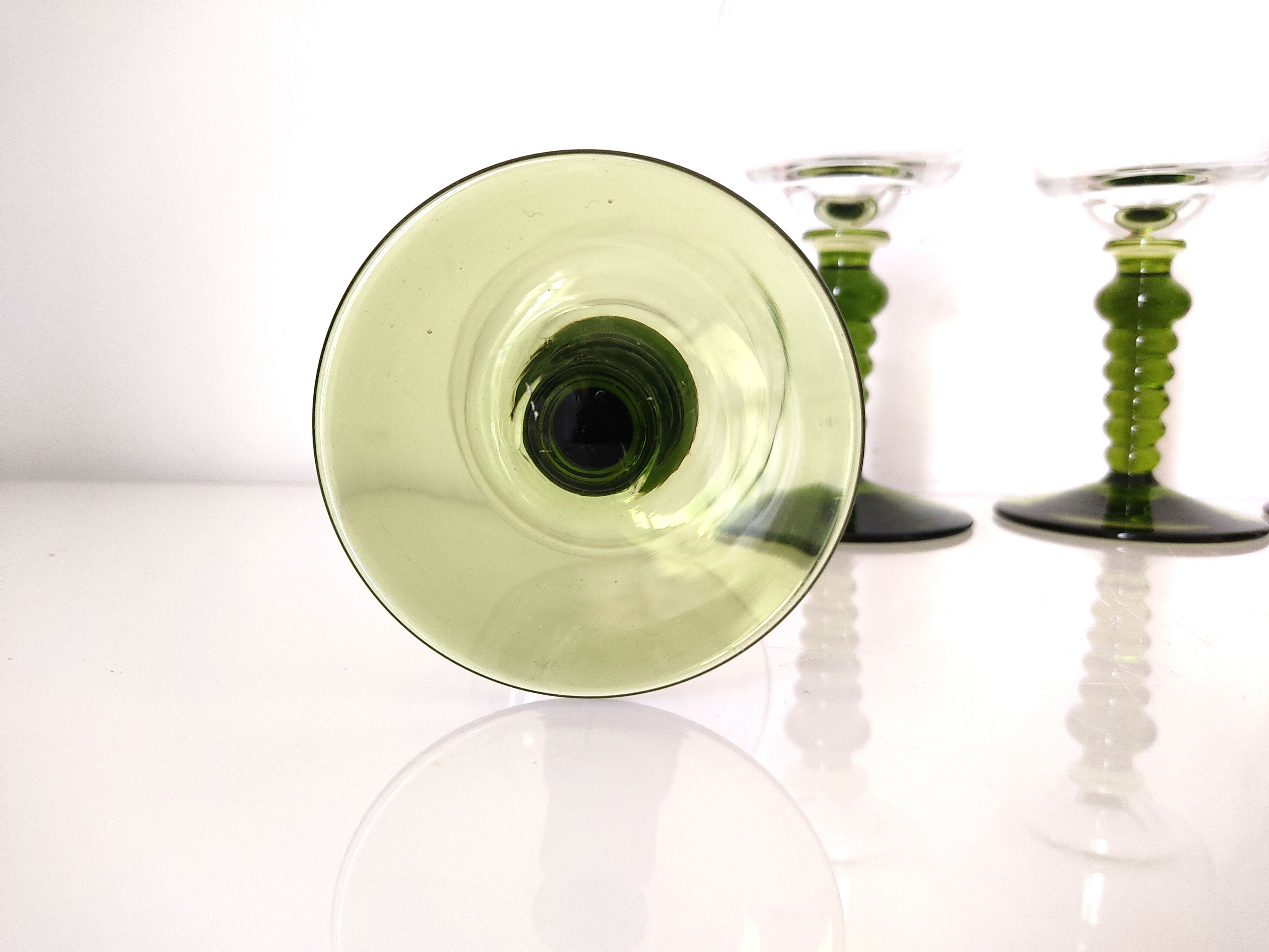 Set of 4 crystal glasses with green foot