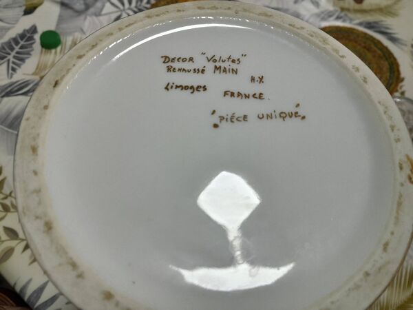 Potiche bon état un peu de dorure manquante a la pointe du couvercle, Potiche offerte en 1968 pour u