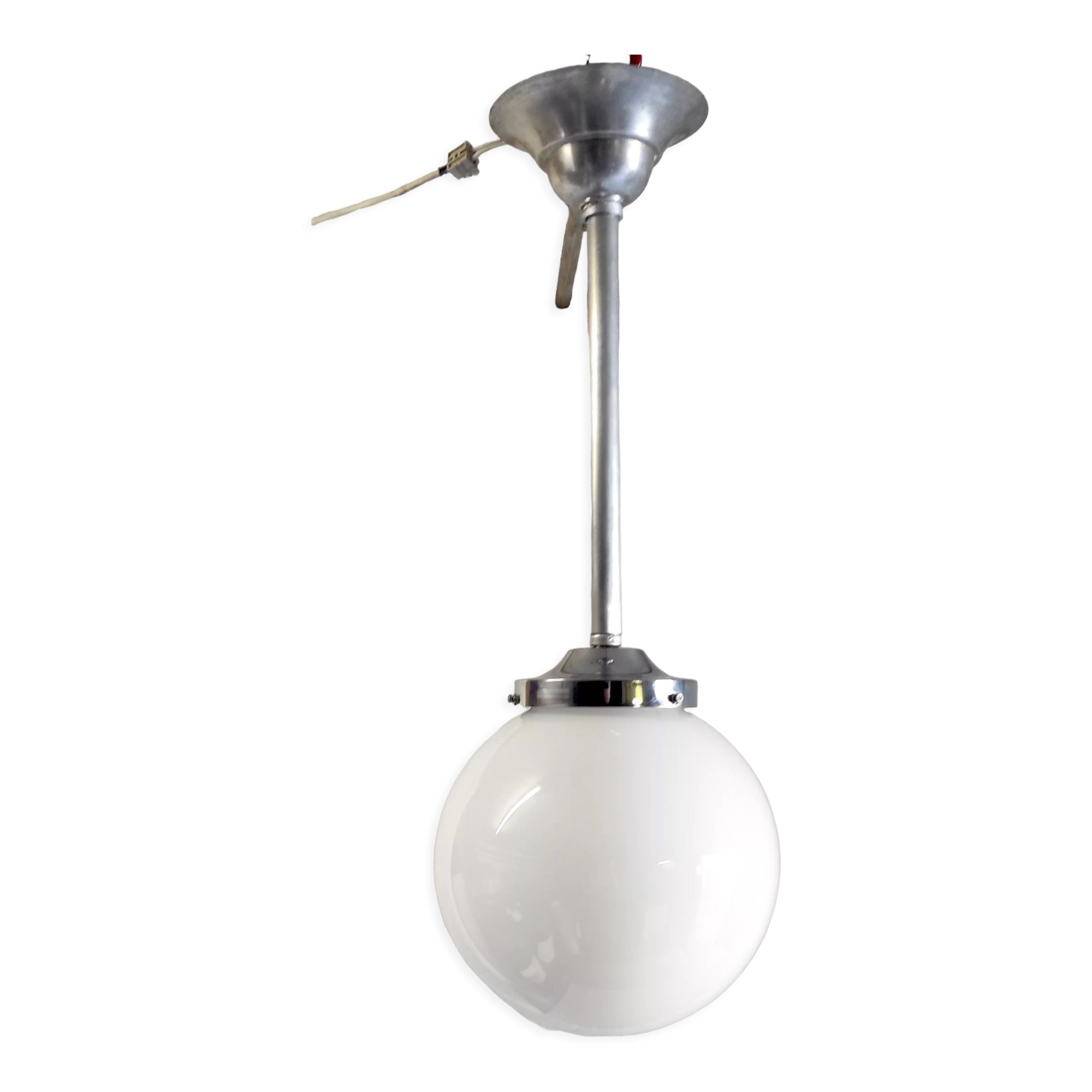 Suspension métal chromé et globe opaline blanc, années 50/60