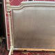 Lit style Louis XVI capitonné velours gris clouté