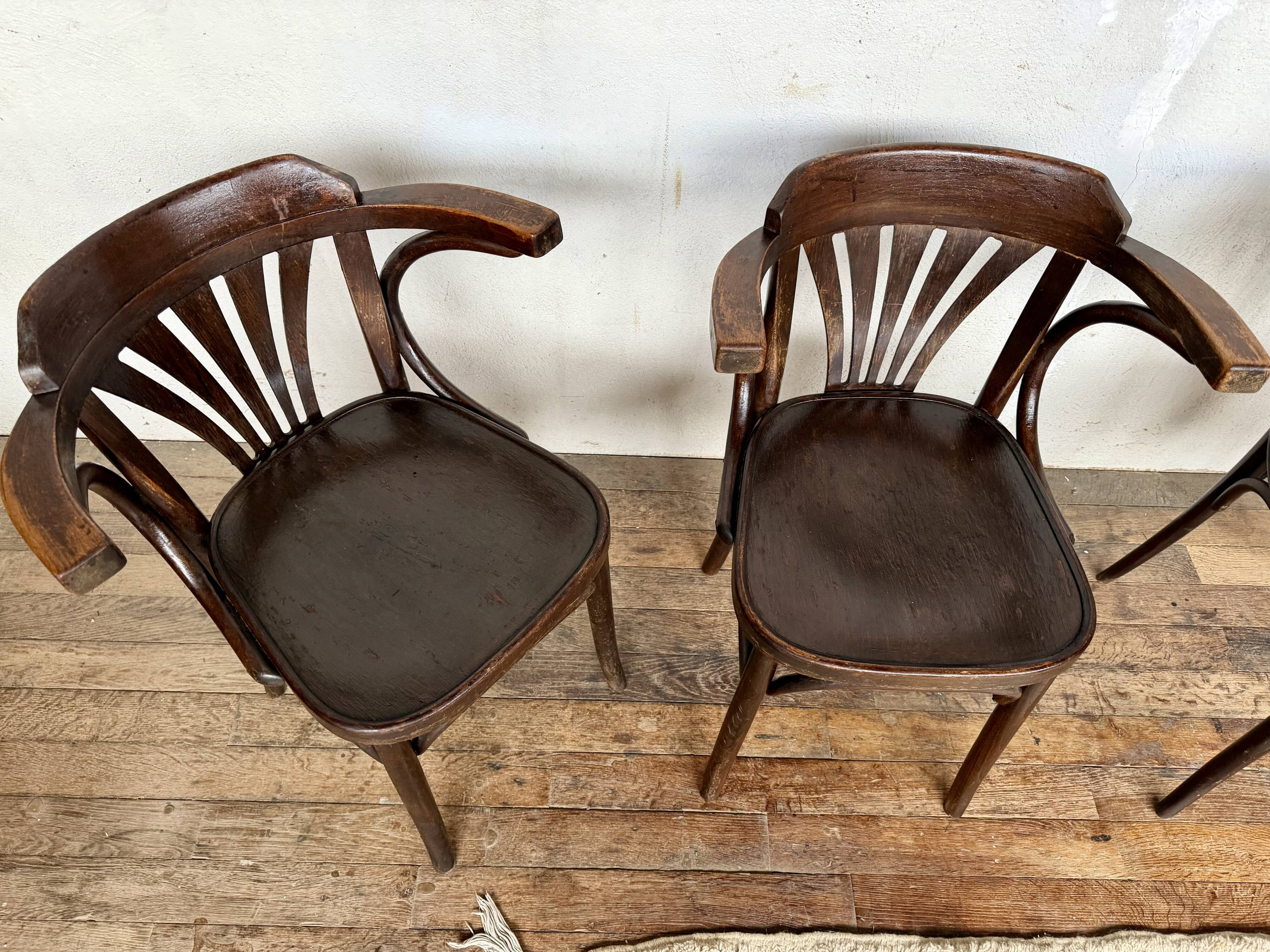 ✨ Set of 4 vintage curved wood armchairs – Timeless elegance