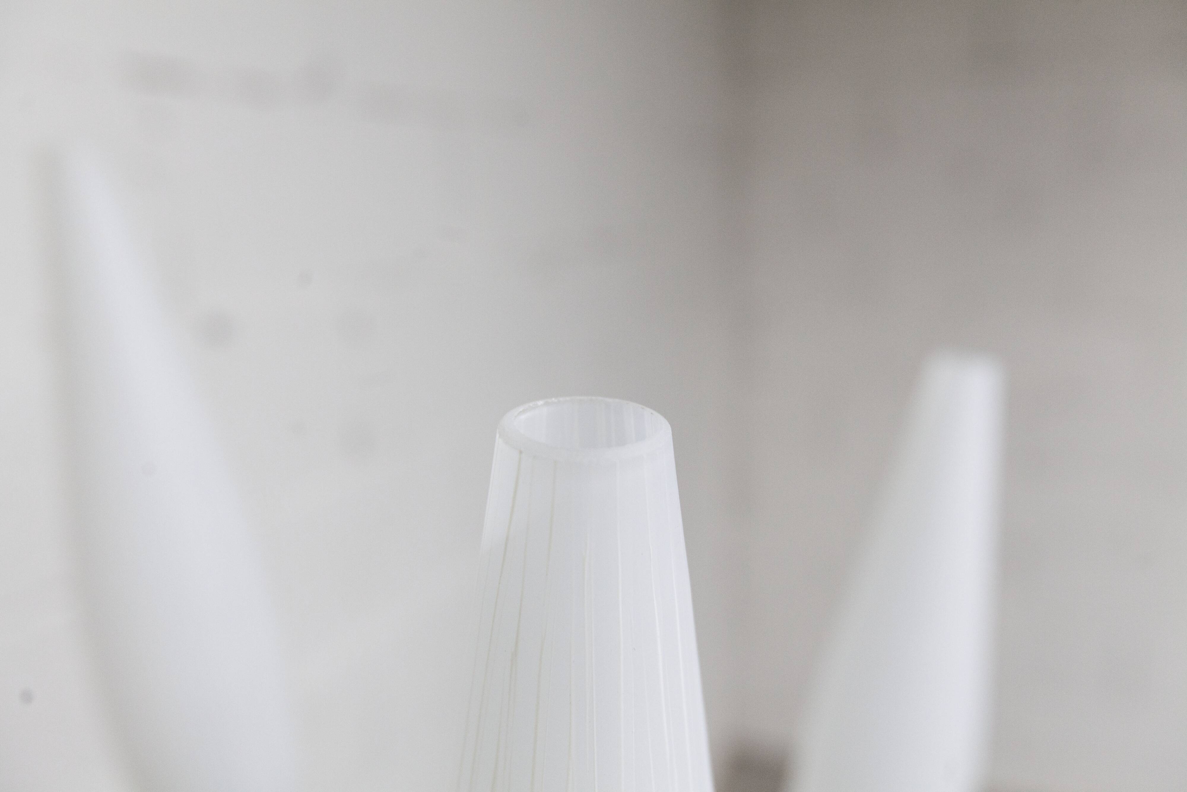 Lampadaire à 3 branches de 1960 laiton doré, fonte et opalines