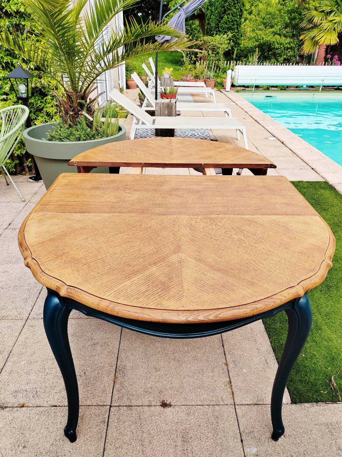 Round table with extensions