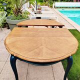Round table with extensions