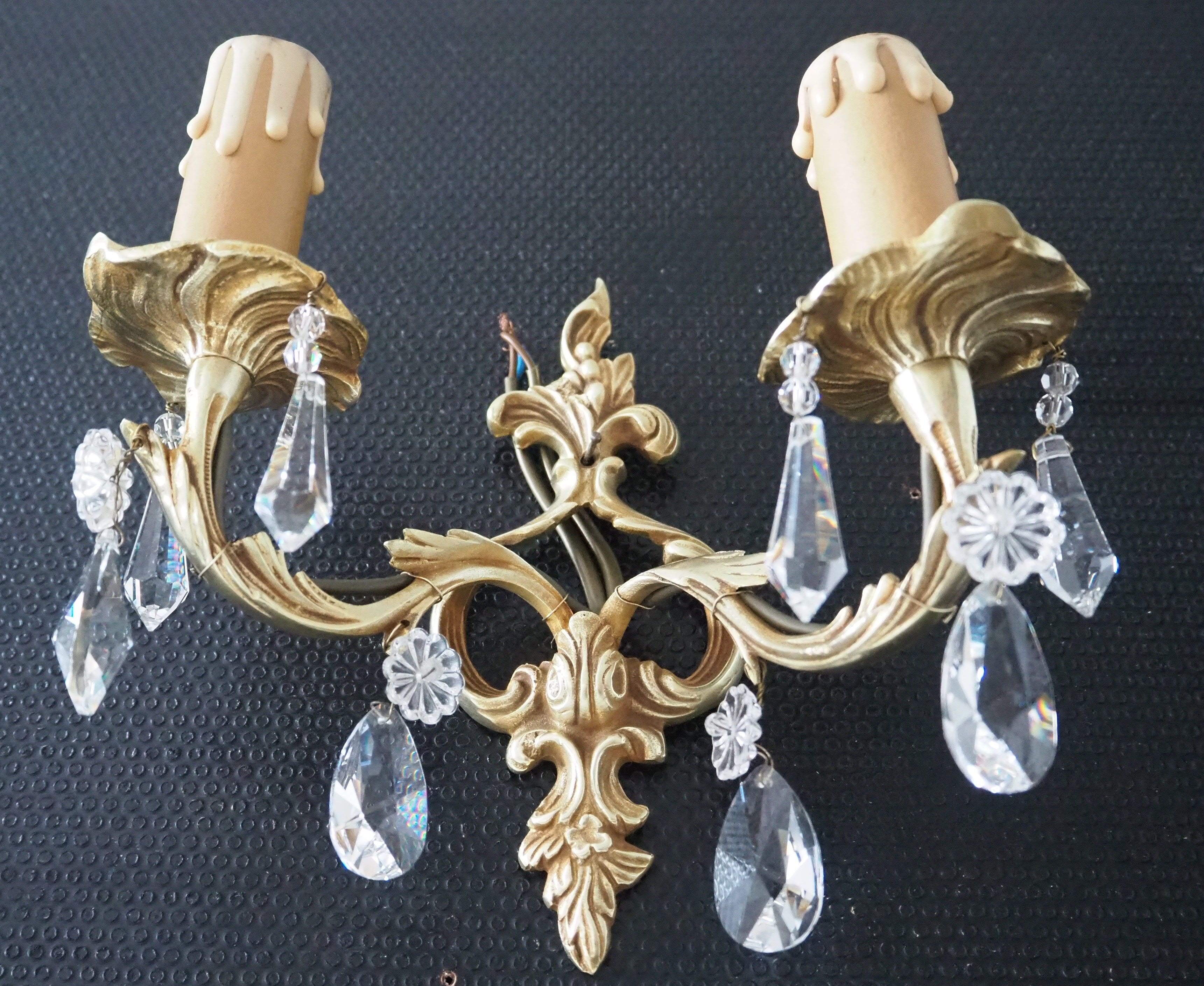 Pair of gilded bronze sconces and crystal pendants