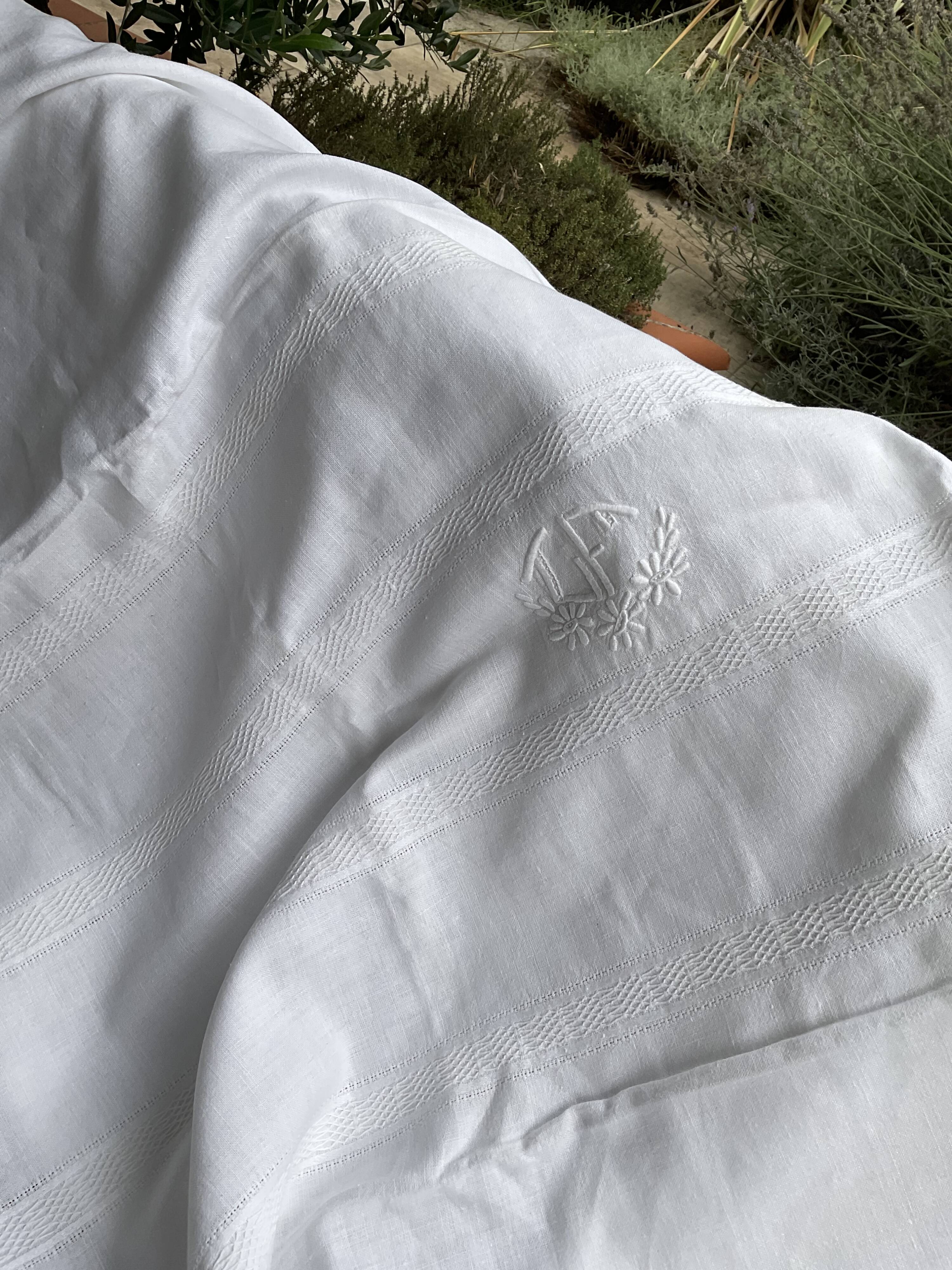 Tablecloth and 12 towels.linen/cotton