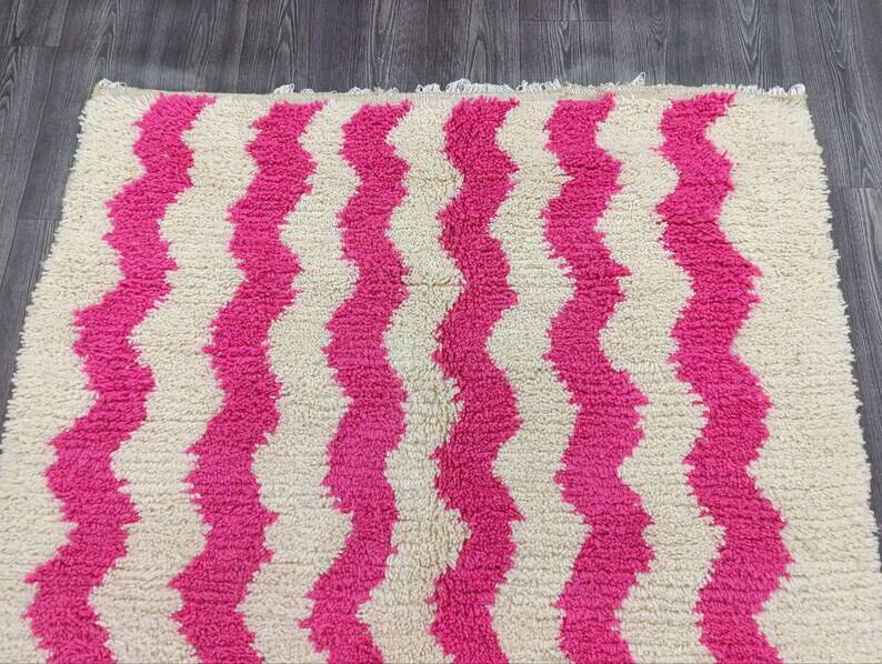 Beige Berber rug with geometric patterns 250cm x 150cm