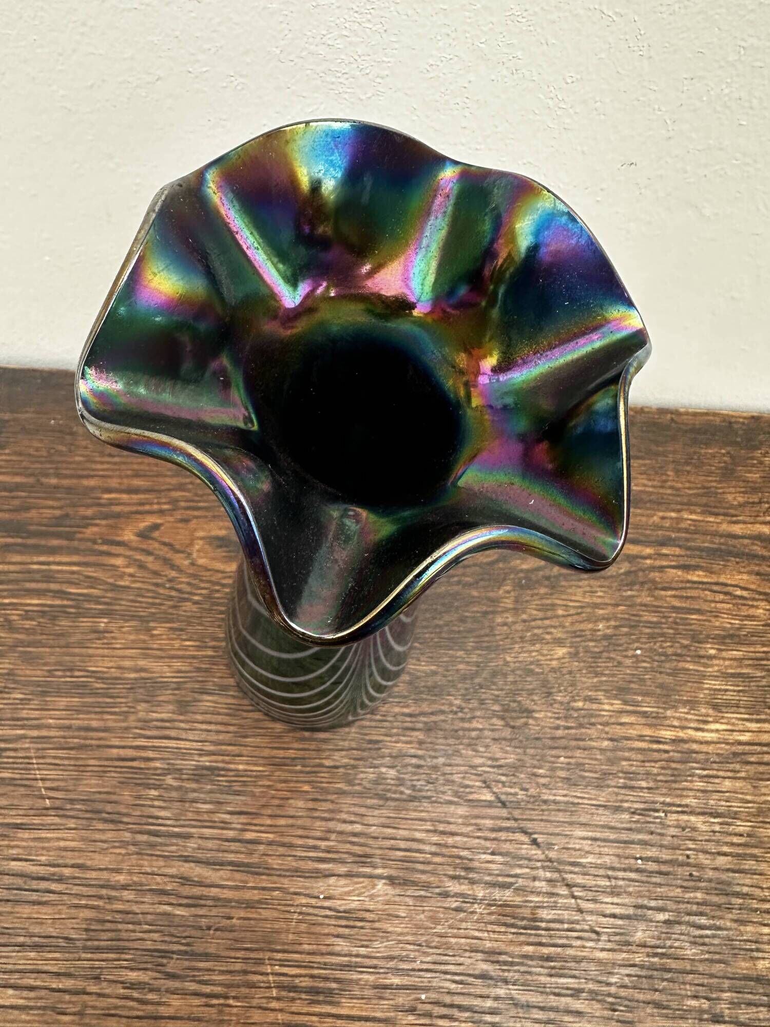 Vintage iridescent glass vase with ribbed design and ruffled neck, H 21 cm.