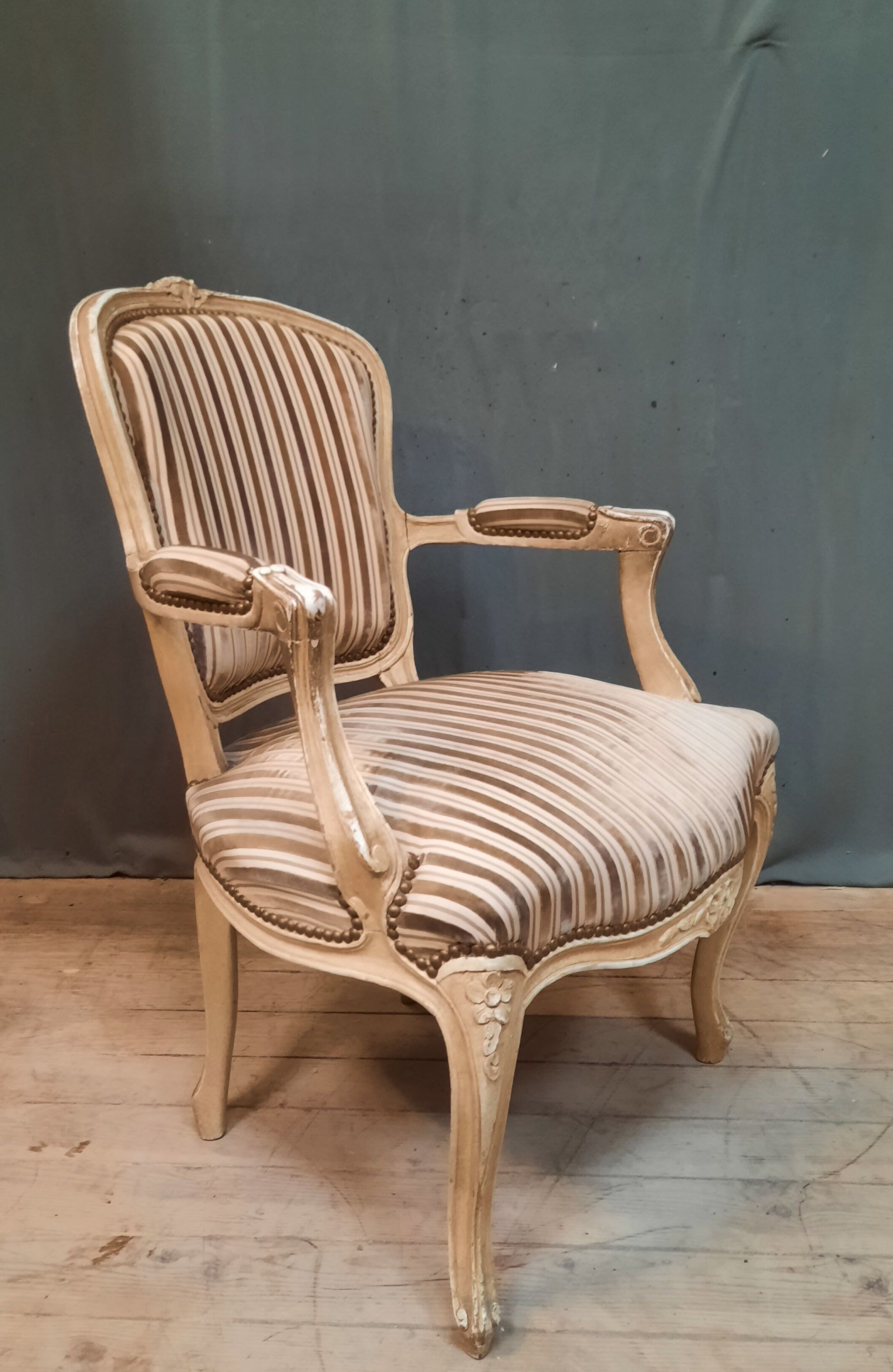 Fauteuil laqué blanc de style Louis XV