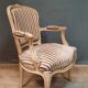 Fauteuil laqué blanc de style Louis XV