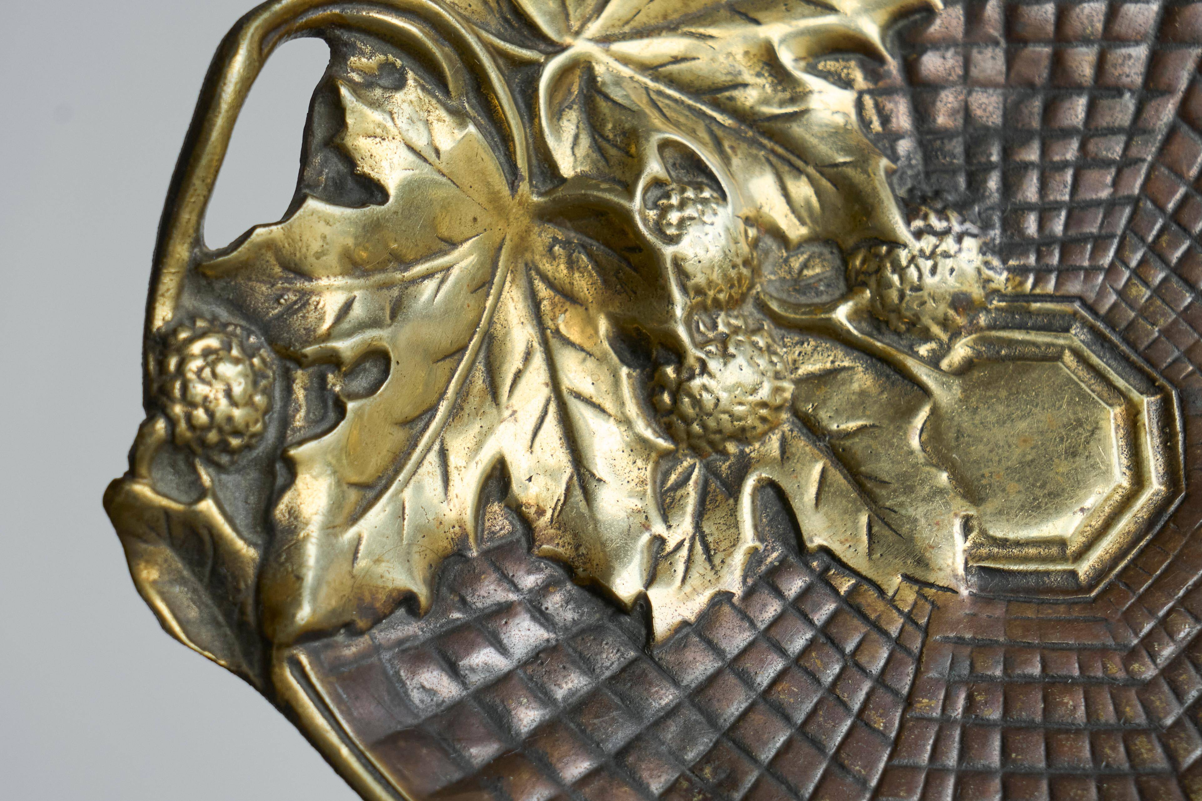 Art Deco leaf-shaped catchall in solid brass from the 1930s.