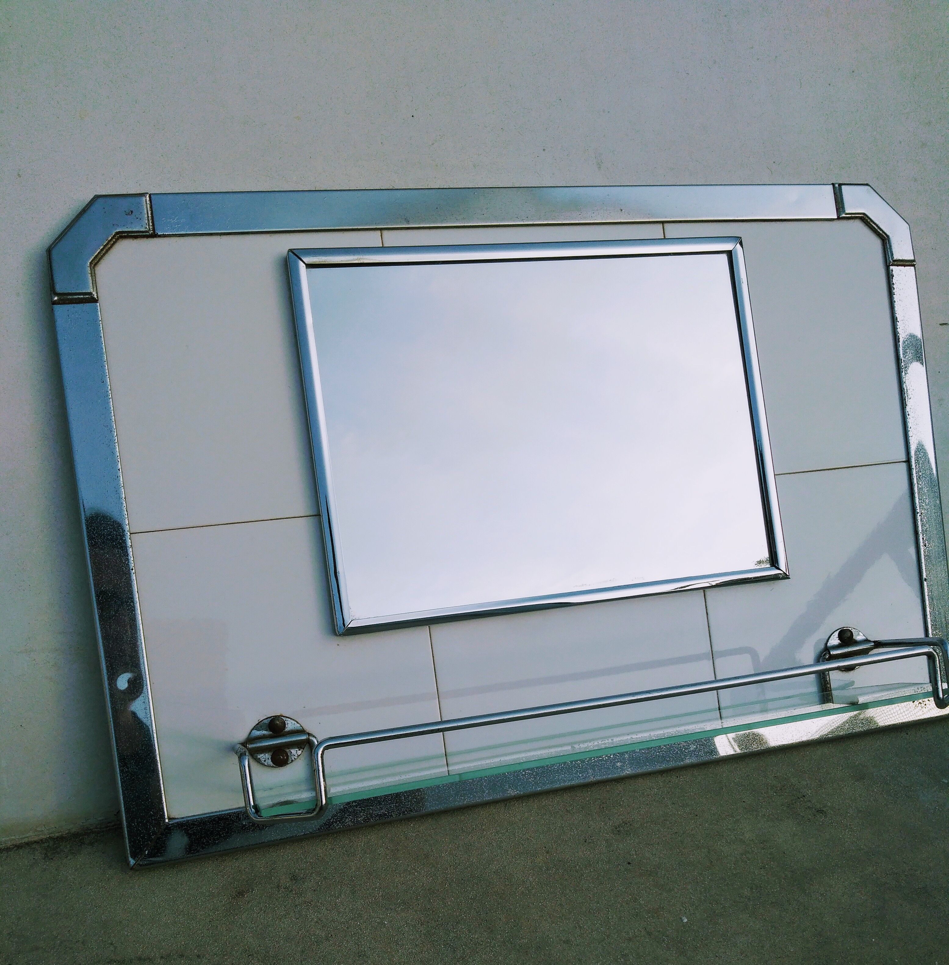 Miroir chrome et carrelage 46x31cm