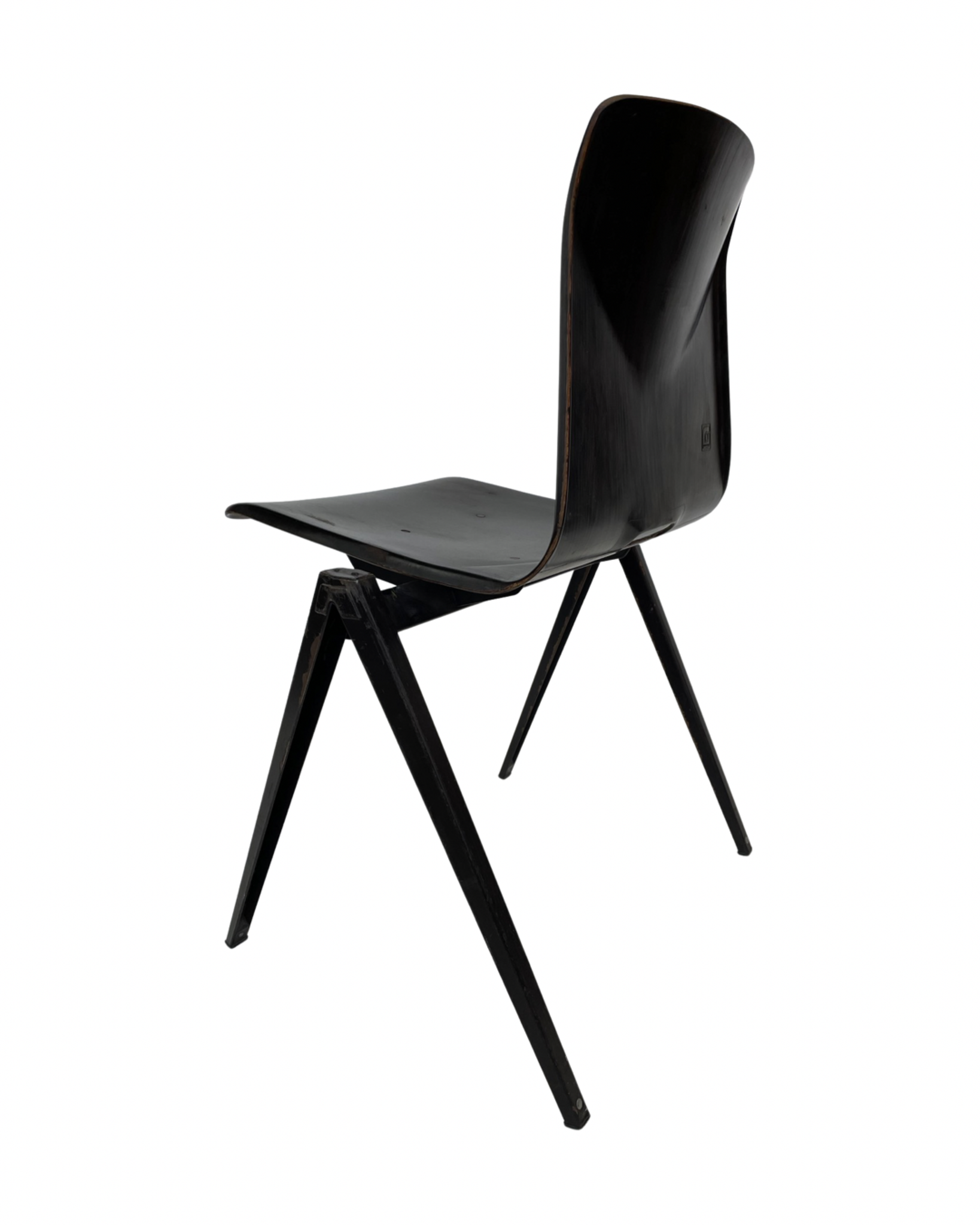 Ensemble de quatre chaises d’école empilables