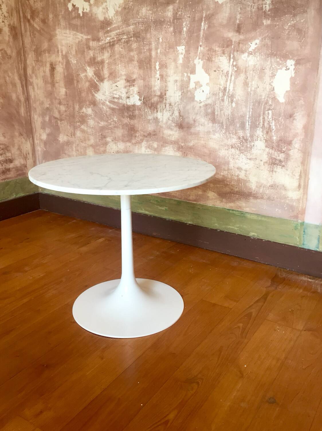 Carrara marble pedestal table