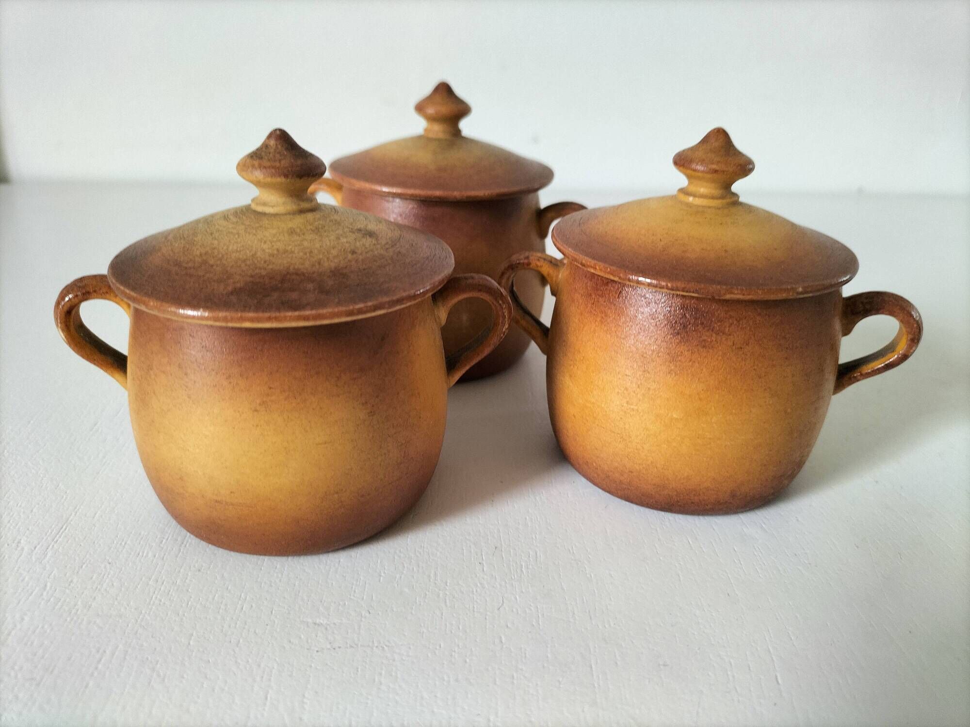 Set of three mini cocottes Pillivuyt in porcelain – 1930s-1940s