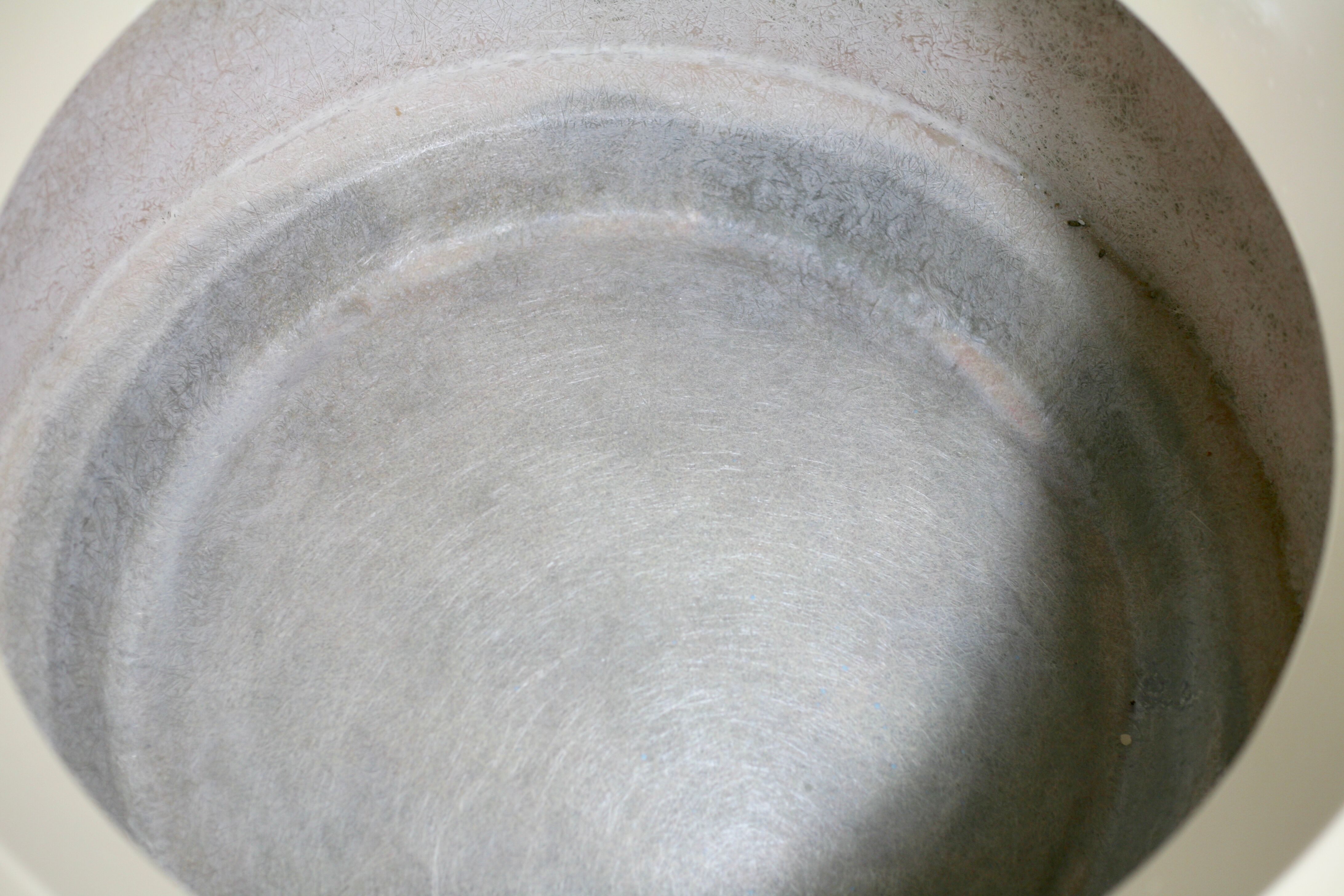 Important cylindrical planter in cream lacquered fiberglass, circa 1970