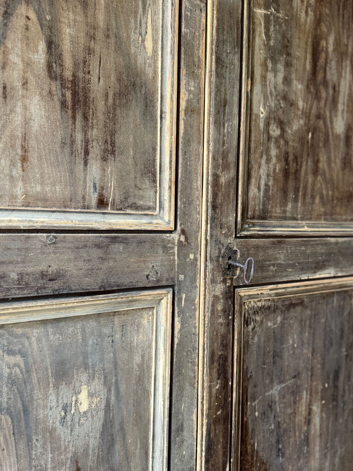 L’armoire ancienne patinée