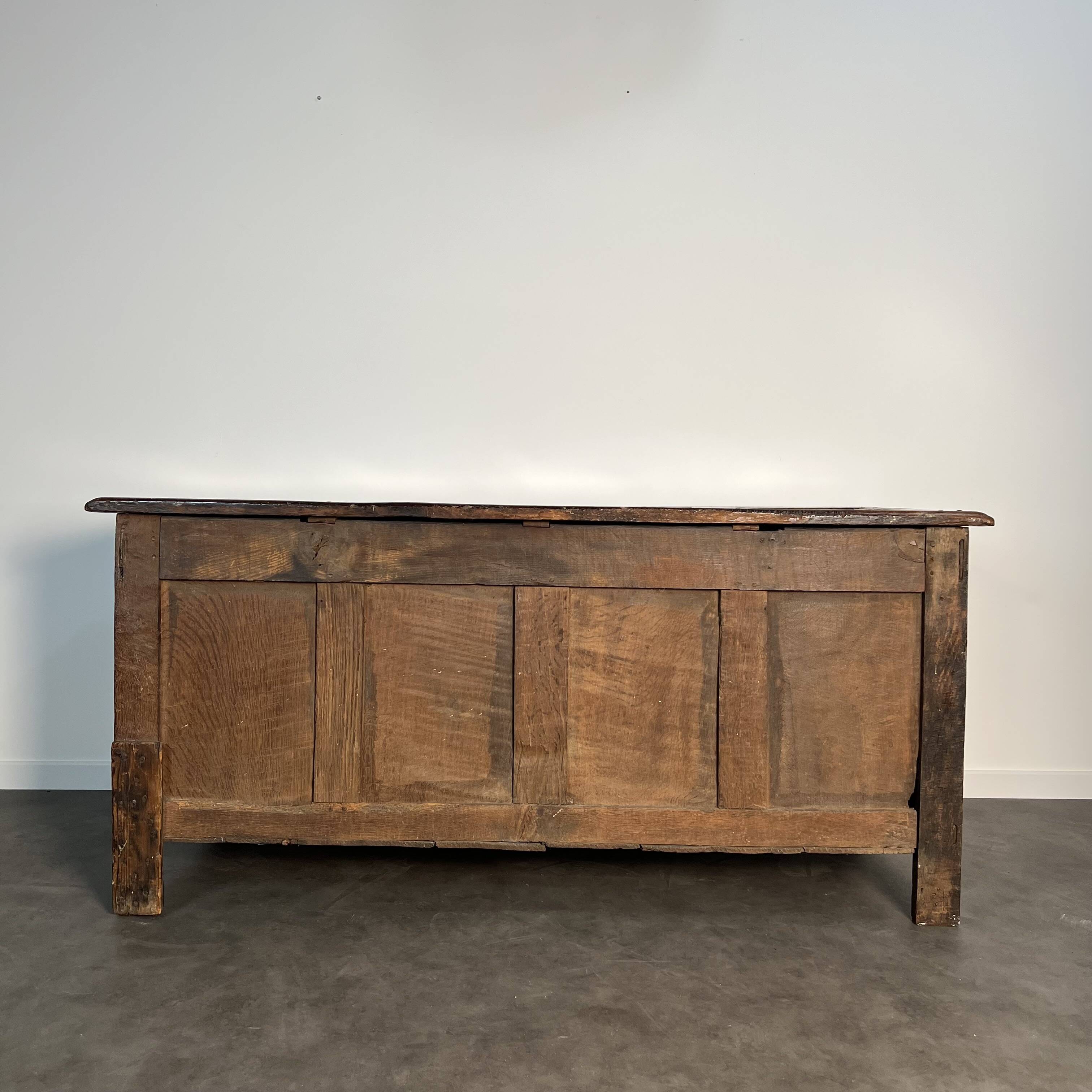 Large English chest from the 17th century in carved oak.