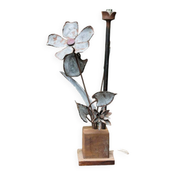 Brutalist metal lamp base, flowers