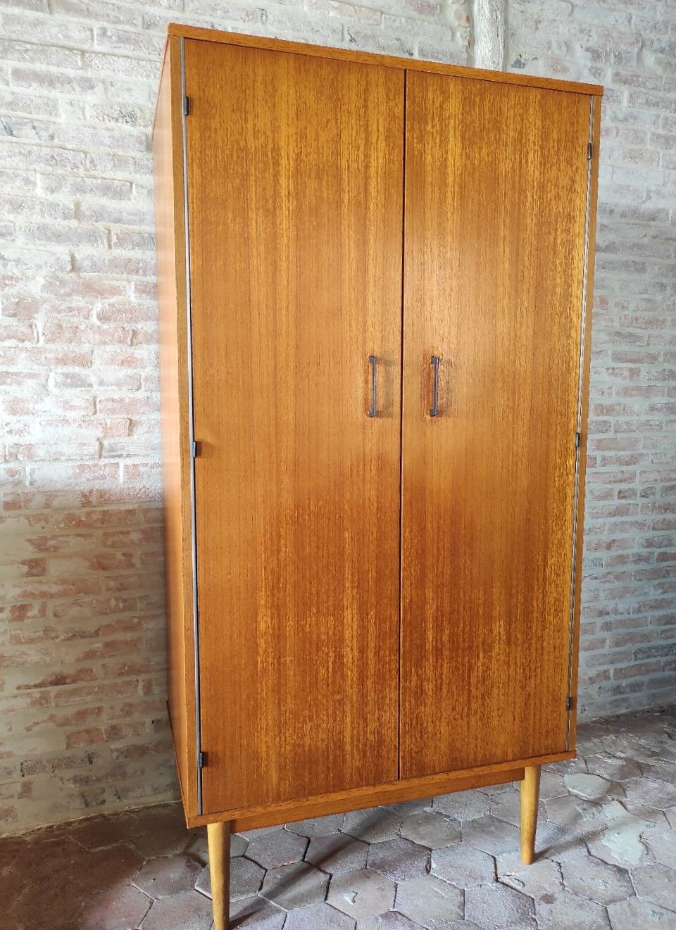 Armoire vintage