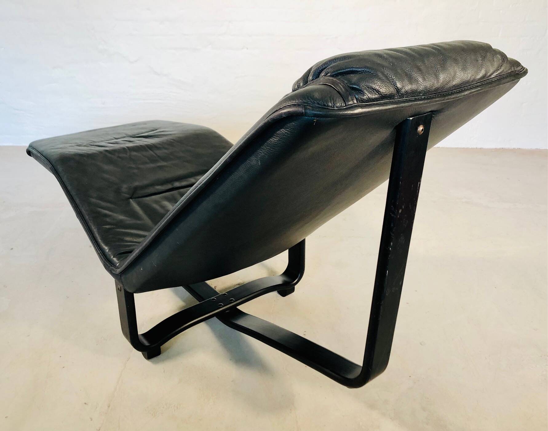 VINTAGE MID-CENTURY BLACK LEATHER CHAISE LOUNGE BY INGMAR RELLING