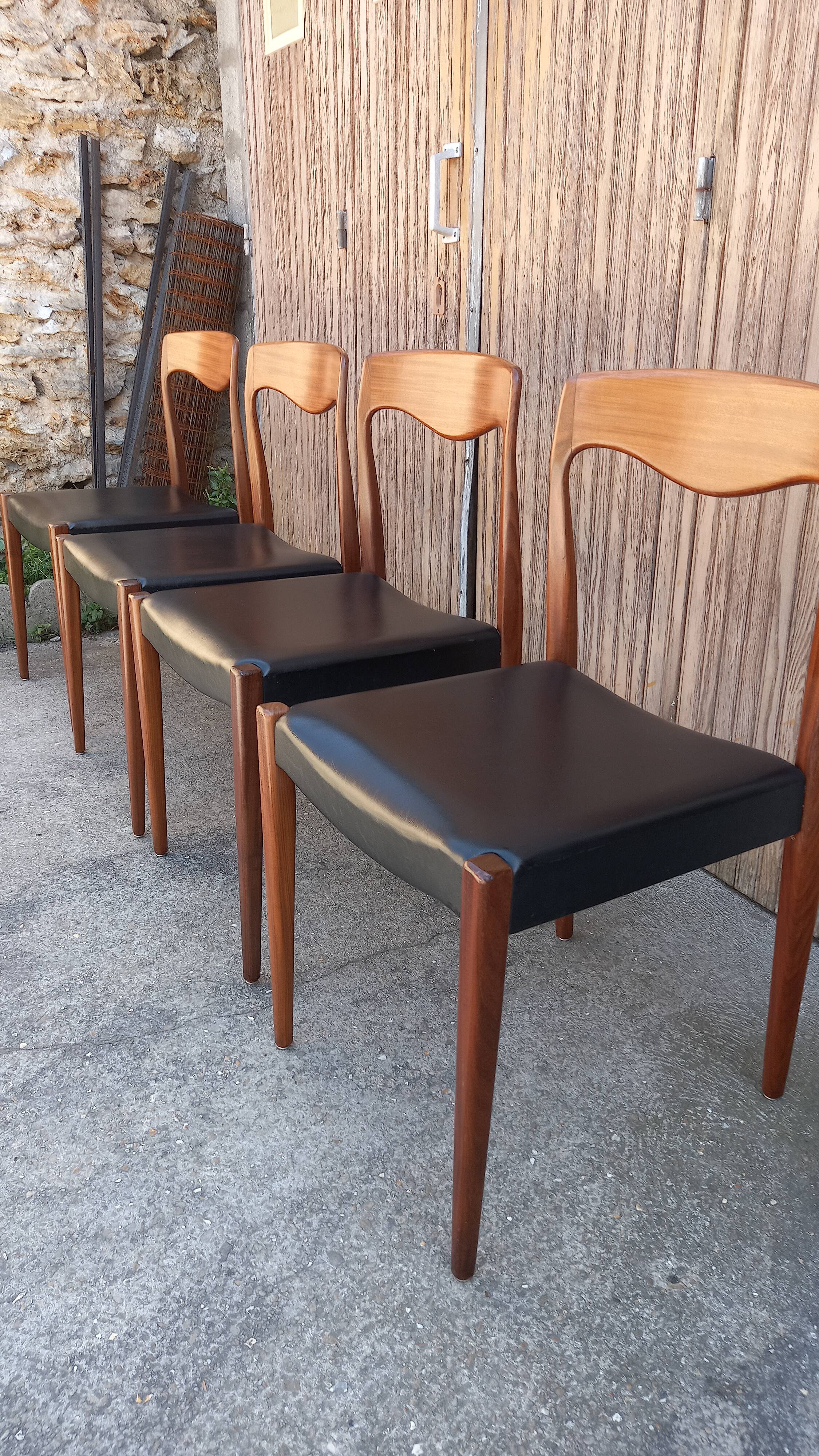 Suite de quatre chaises teck vintage