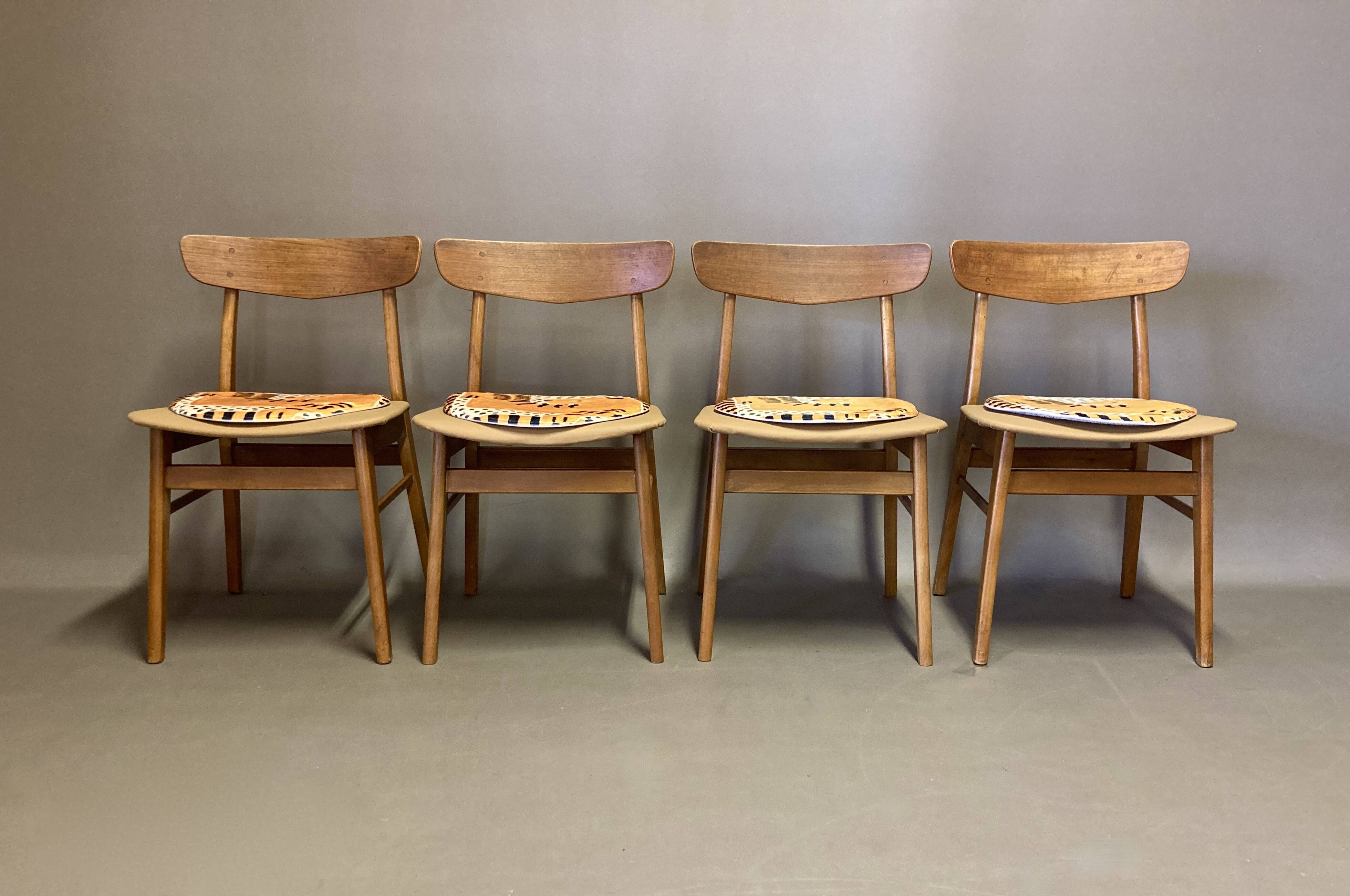 Suite de 4 chaises "Design Scandinave" 1950.
