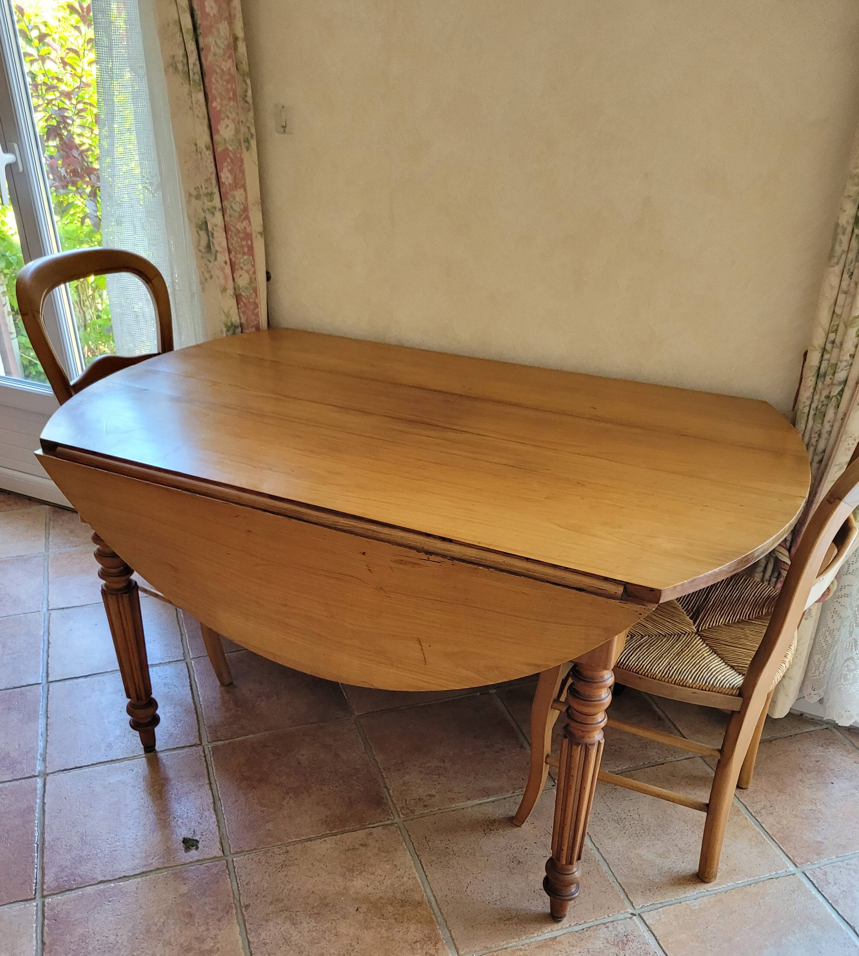 Large round Louis-Philippe period table in solid cherry wood