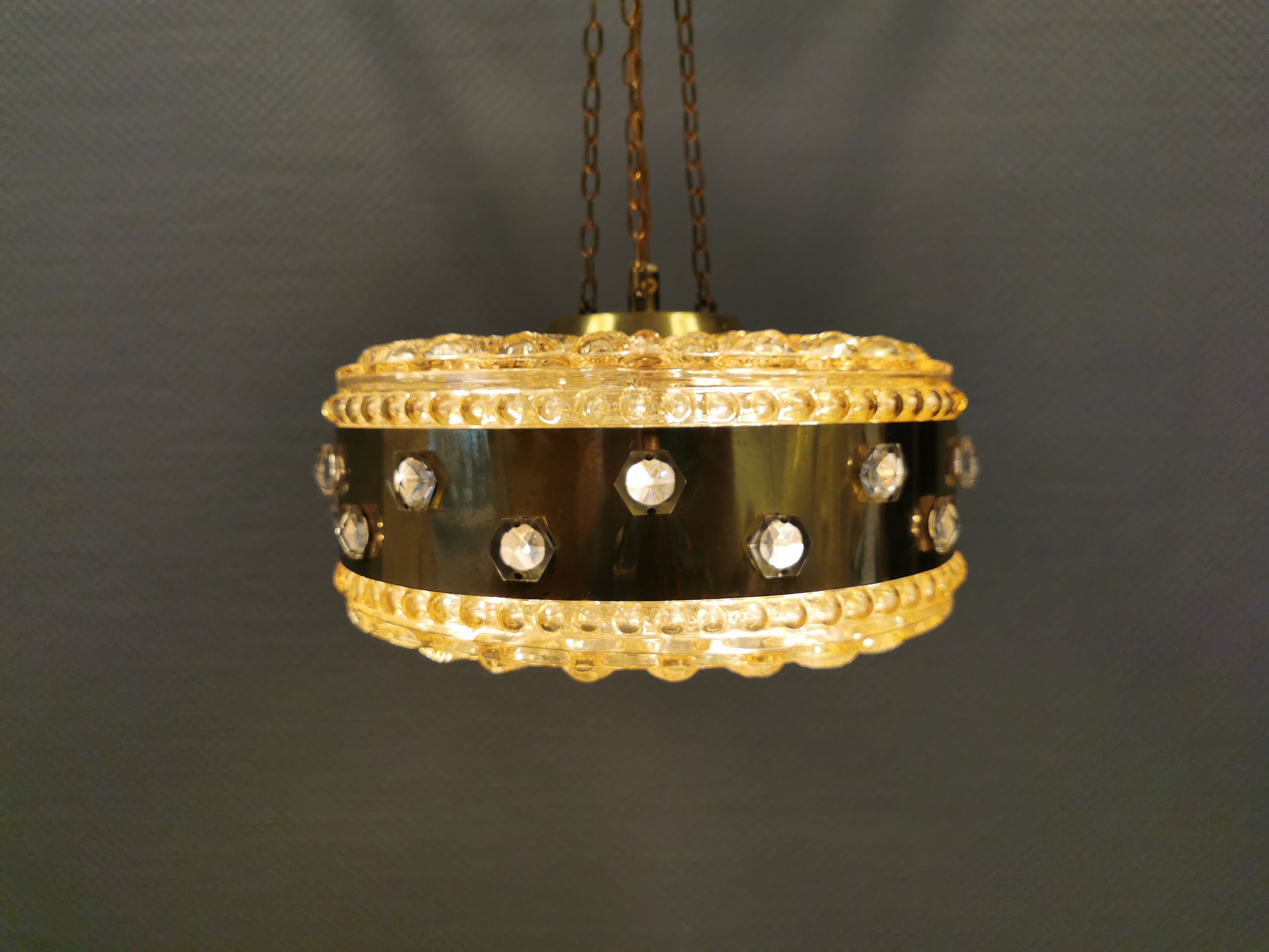 Ceiling-hanging lamp in glass with prisms and metal details