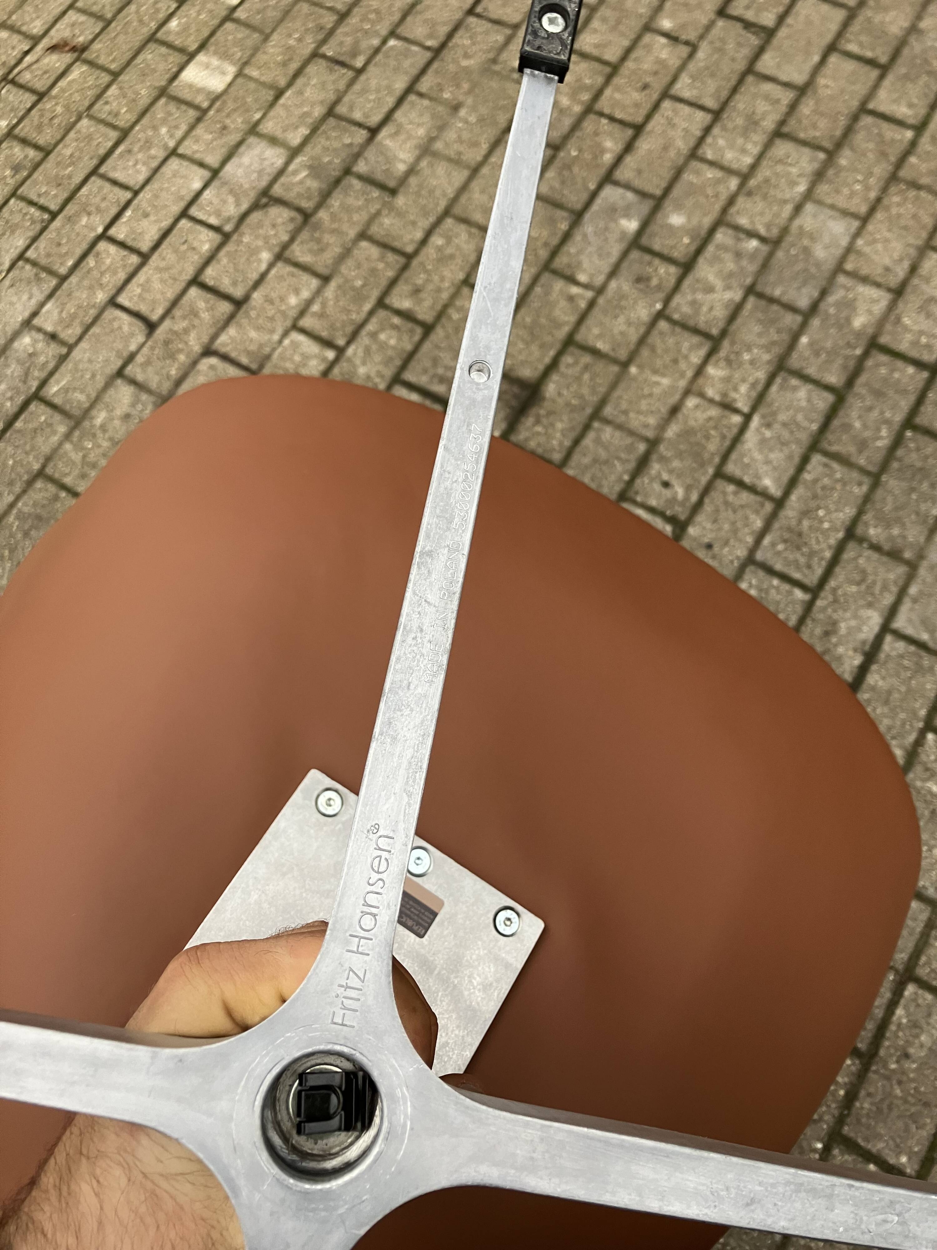 Fritz Hansen Swan chair by Arne Jacobsen in Cognac leather, NEW condition!!